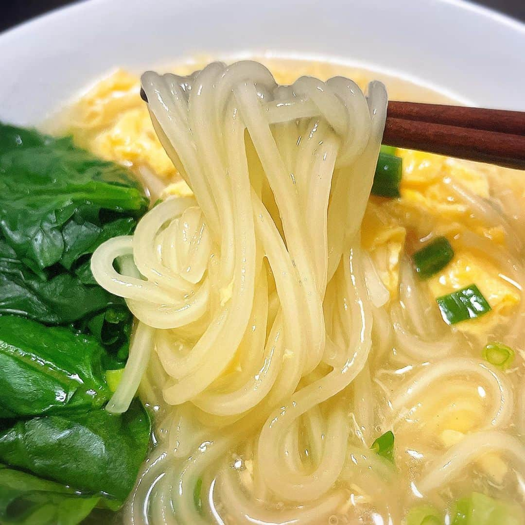 山岡実乃里さんのインスタグラム写真 - (山岡実乃里Instagram)「夏にやまなか家さんの冷麺を食べたけど どうやら温めんというのもあるらしく🍜💓 とっても気になったので作ってみました🫕  冷麺っぽく作ろうと思ってたけど、キムチを切らしてしまい、ほうれん草と卵で🌿🥚  レシピ通り麺を茹でたお湯でスープを作ったら とろみがかかって卵といい感じになった！ 冷麺と同じ麺だから透明でコシがあって美味しい😋  ラー油やお酢かけたり、キムチ鍋の 〆に入れたりしても美味しいと思う！！！  PR @_yamanakaya_ #やまなか家 #盛岡温めん #温めん #温麺 #通販グルメ」2月6日 9時44分 - minorin1016