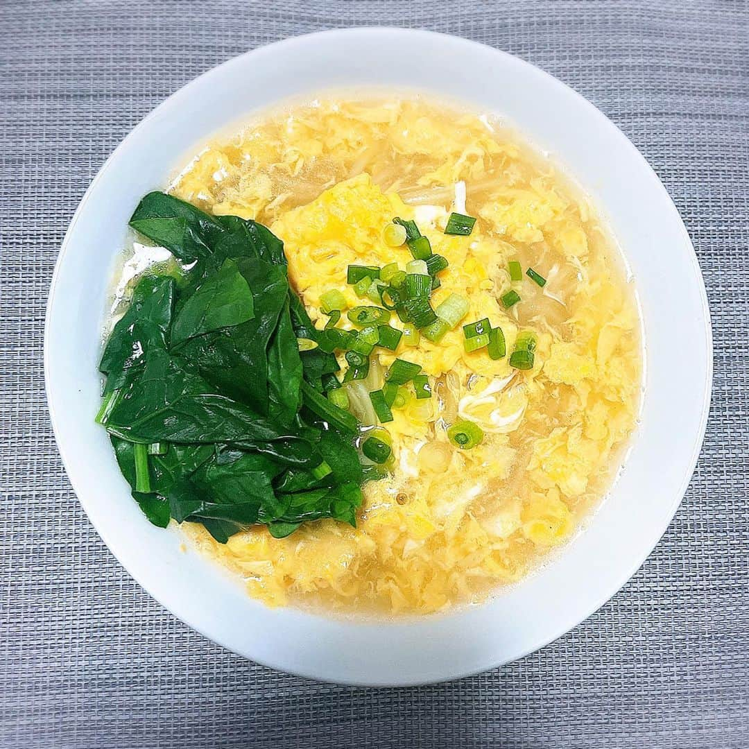 山岡実乃里さんのインスタグラム写真 - (山岡実乃里Instagram)「夏にやまなか家さんの冷麺を食べたけど どうやら温めんというのもあるらしく🍜💓 とっても気になったので作ってみました🫕  冷麺っぽく作ろうと思ってたけど、キムチを切らしてしまい、ほうれん草と卵で🌿🥚  レシピ通り麺を茹でたお湯でスープを作ったら とろみがかかって卵といい感じになった！ 冷麺と同じ麺だから透明でコシがあって美味しい😋  ラー油やお酢かけたり、キムチ鍋の 〆に入れたりしても美味しいと思う！！！  PR @_yamanakaya_ #やまなか家 #盛岡温めん #温めん #温麺 #通販グルメ」2月6日 9時44分 - minorin1016