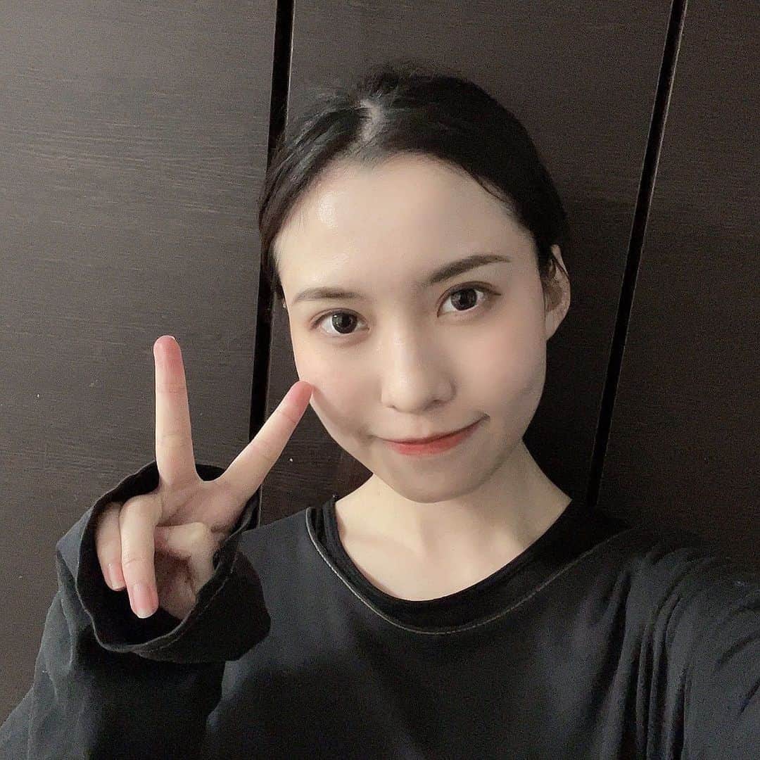 のインスタグラム：「21歳になりました⭐️ これからもよろしくね☺️💕  誕生日プレゼントは 2/23（水）と2/24（木）に六本木の俳優座劇場で上演する 『白い病』のチケットがいいなあ💕🐈🎫  とはいえご無理はなさらず！！ 健康第一です！！  【チケットフォーム】 ※昼の回に出演します https://www.quartet-online.net/ticket/siroiyamai2022  #春名風花 #誕生日 #白い病 #来てね」