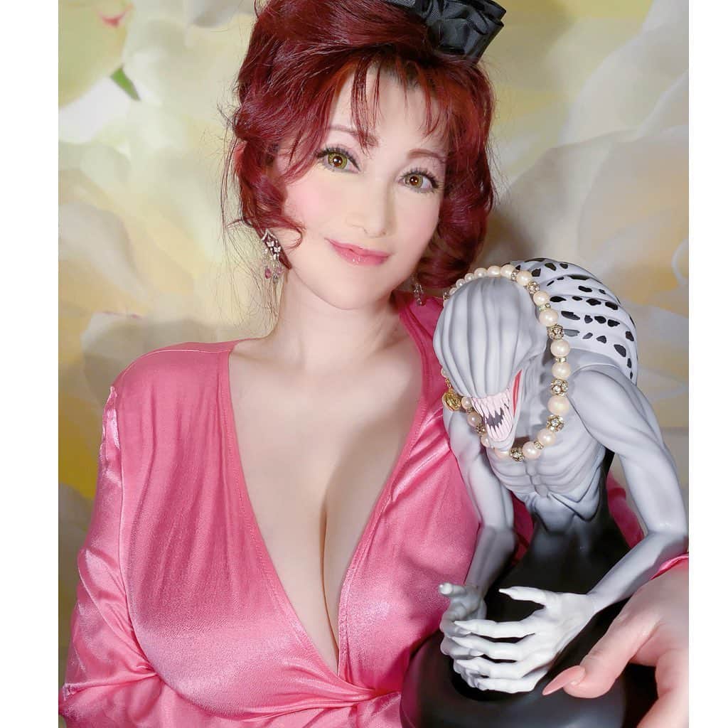 叶姉妹さんのインスタグラム写真 - (叶姉妹Instagram)「💎私達の愛する大切な皆さん、 ごきげんいかがでしょうか🥰💖  ⚜️私の🥺🥲里香ちゃん💖が❗️いない…💦  わ、私の大事な里香ちゃんが！ いないのです…と、 探しておりましたら、 ファビュラスな姉が "それは…わたくしの里香さんと 一緒にいたわよ。ほら、あそこに。💋✨" と、女神の(そうでもないような)微笑みで 真っ赤な尖ったお爪で指を指した その先には‼︎ 私の里香ちゃんは ファビュラスな姉の 悪い子ちゃんな感じの里香さんと 一緒にとても不思議なことになって… 座っておりましたよ。😳😅🥺💦 …………。 どういうことなのでしょうか…コレは… 理解不能、理解不能、の 私の日常の一コマですよ。😓💎💦 私の里香ちゃんは大丈夫だと良いのですが。🥺😢💎💖  💎「世の中が見えない危険にさらされて 急速に変化する不安定な今、 わたくし達の愛する大切な皆さんが どうか 心身ともに健やかに幸せに 過ごされますように 心より願っておりますよ。🌹✨」  そして、  💎私たちの初のトーク番組💎 ⚜️叶姉妹のファビュラスワールド⚜️が Spotifyで大好評で大人気をいただき とっても嬉しいですよ。😘💖 私達の愛する大切な皆さんからの 人生の様々なお悩みや、 ファビュラスな姉の⚜️ヘブンリーに生きるコツ⚜️や 私が長年観察しております "はぁ〜…なるほど〜"と感心してしまう ファビュラスな姉の ⚜️気がつけばいつも愛されているアメとムチな ナチュラルボーン恋愛マスター気質のコツ⚜️😅や ⚜️引き締まったボディの極意⚜️や ⚜️幸せな時間の過ごし方⚜️など、 いつものように 真摯に向き合っていくつもりですよ 海外でいま人気となっている ポッドキャストというメディアで、 私たちの愛する大切な皆さんと、 これまでにない方法で、 さらに皆さんとの心のつながりが 深くなると嬉しいですよ😋💖  世の中が見えない危険にさらされて 急速に変化する不安定な現在ですが、 アメージングでファビュラスな日々を ご一緒に、 心のささやきのように この番組をよろしければ 楽しんでくださいね。💋✨」  #里香  #祈本里香　#乙骨優太 #Spotify #ポッドキャスト #叶姉妹のファビュラスワールド #amazing #heavenly #バラの香り  #precious#fabulous #叶姉妹 #heaven #happy #ファビュラス  #angel #宇宙   #コミケ #叶 #叶ポージングエクササイズ  #究極生命体 #peace #peaceful #lgbtq #至福 #幸運 #天使 #女神 #愛するあなたへ」2月6日 9時59分 - kano_sisters007