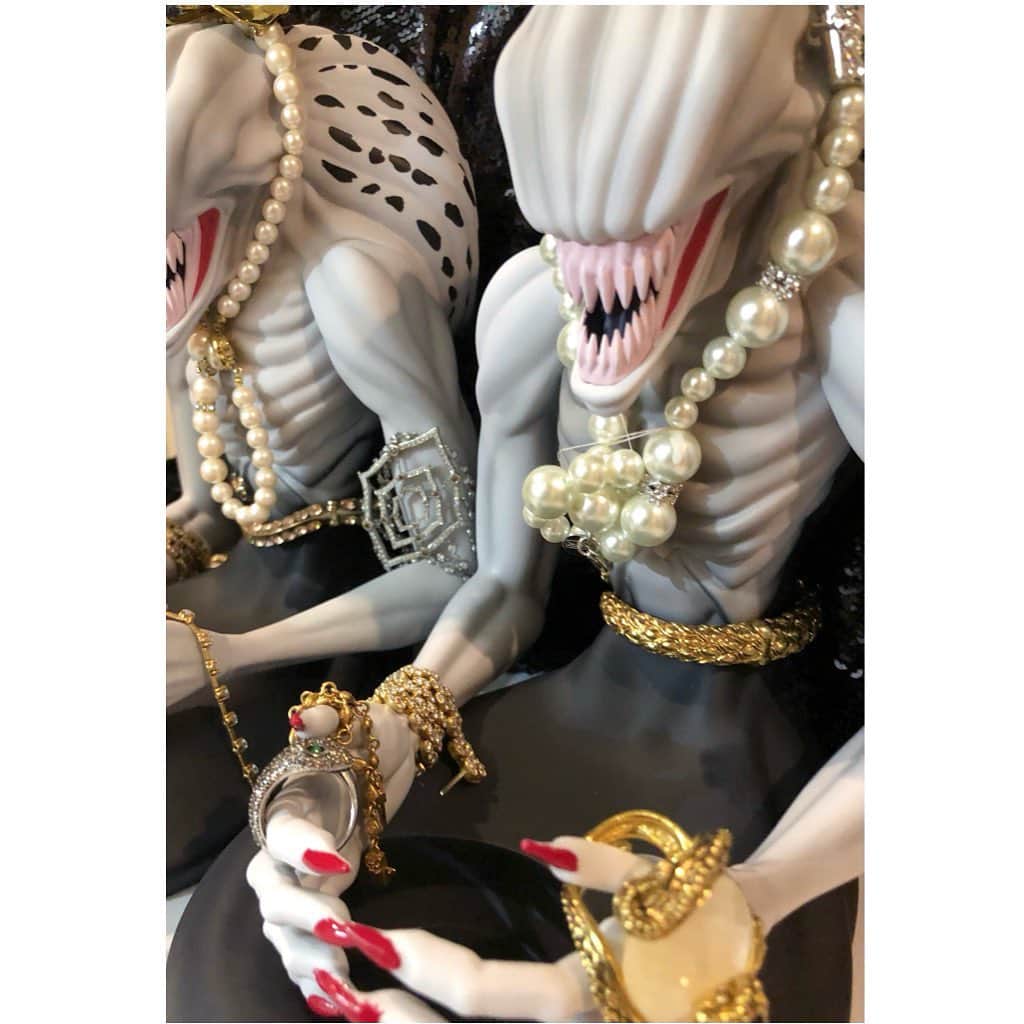 叶姉妹さんのインスタグラム写真 - (叶姉妹Instagram)「💎私達の愛する大切な皆さん、 ごきげんいかがでしょうか🥰💖  ⚜️私の🥺🥲里香ちゃん💖が❗️いない…💦  わ、私の大事な里香ちゃんが！ いないのです…と、 探しておりましたら、 ファビュラスな姉が "それは…わたくしの里香さんと 一緒にいたわよ。ほら、あそこに。💋✨" と、女神の(そうでもないような)微笑みで 真っ赤な尖ったお爪で指を指した その先には‼︎ 私の里香ちゃんは ファビュラスな姉の 悪い子ちゃんな感じの里香さんと 一緒にとても不思議なことになって… 座っておりましたよ。😳😅🥺💦 …………。 どういうことなのでしょうか…コレは… 理解不能、理解不能、の 私の日常の一コマですよ。😓💎💦 私の里香ちゃんは大丈夫だと良いのですが。🥺😢💎💖  💎「世の中が見えない危険にさらされて 急速に変化する不安定な今、 わたくし達の愛する大切な皆さんが どうか 心身ともに健やかに幸せに 過ごされますように 心より願っておりますよ。🌹✨」  そして、  💎私たちの初のトーク番組💎 ⚜️叶姉妹のファビュラスワールド⚜️が Spotifyで大好評で大人気をいただき とっても嬉しいですよ。😘💖 私達の愛する大切な皆さんからの 人生の様々なお悩みや、 ファビュラスな姉の⚜️ヘブンリーに生きるコツ⚜️や 私が長年観察しております "はぁ〜…なるほど〜"と感心してしまう ファビュラスな姉の ⚜️気がつけばいつも愛されているアメとムチな ナチュラルボーン恋愛マスター気質のコツ⚜️😅や ⚜️引き締まったボディの極意⚜️や ⚜️幸せな時間の過ごし方⚜️など、 いつものように 真摯に向き合っていくつもりですよ 海外でいま人気となっている ポッドキャストというメディアで、 私たちの愛する大切な皆さんと、 これまでにない方法で、 さらに皆さんとの心のつながりが 深くなると嬉しいですよ😋💖  世の中が見えない危険にさらされて 急速に変化する不安定な現在ですが、 アメージングでファビュラスな日々を ご一緒に、 心のささやきのように この番組をよろしければ 楽しんでくださいね。💋✨」  #里香  #祈本里香　#乙骨優太 #Spotify #ポッドキャスト #叶姉妹のファビュラスワールド #amazing #heavenly #バラの香り  #precious#fabulous #叶姉妹 #heaven #happy #ファビュラス  #angel #宇宙   #コミケ #叶 #叶ポージングエクササイズ  #究極生命体 #peace #peaceful #lgbtq #至福 #幸運 #天使 #女神 #愛するあなたへ」2月6日 9時59分 - kano_sisters007