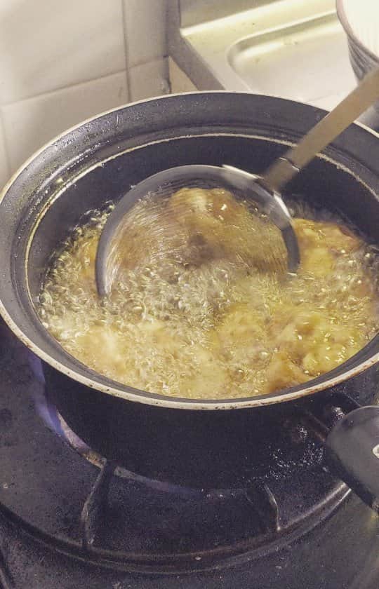 アビコタツヤのインスタグラム：「唐揚げ揚げました。 音をお楽しみ下さい。  I fried fried chicken. Enjoy the sound.  #料理#アンコウズ #アビコタツヤ #からあげ  #amsr  #とりにく  #ばんごはんきろく  #chicken  #japanesecomedian  #cooking  #cookingathome  #friedchicken」