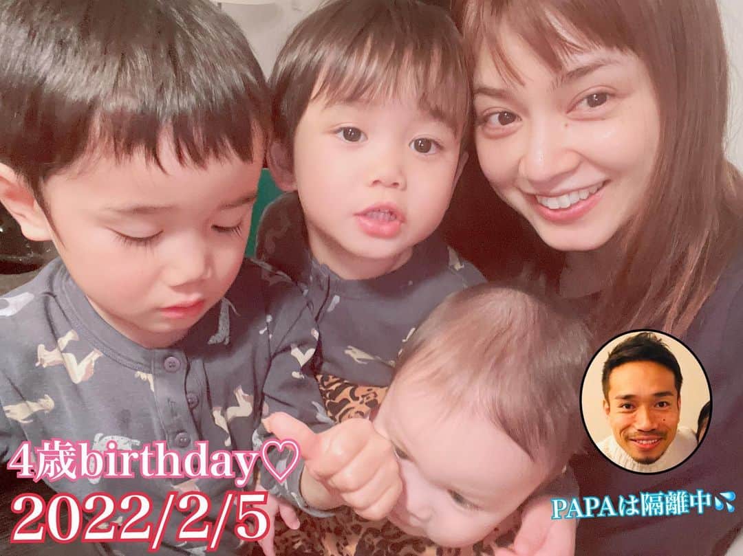 のインスタグラム：「バンビーノ4歳birthday🎉  3男児ノロウィルにかかって数日ダウン💦  誕生日どころじゃないなー PAPAもいないしお祝いは厳しいかな?って私も諦めモード。  ところがどっこい🥲  陽が暮れると共に徐々に元気回復してきた😅  「この日は今日しかないもんね‼︎」と何も用意できてなかったけど有り難い世の中😭  Uberで誕生日ケーキを頼みプレゼントはネットでポチッ✨  ハッピーバースデーソングが大好きでろうそく消すのも好きすぎて2人で消し合いの競争😅  べベックに自分より先にろうそく消されちゃって号泣4歳をむかえました😂  ろうそく6回ぐらいつけたよ😅  PAPA不在のお祝いはものすごく寂しかった。  またPAPAが帰って来てみんな揃ったらリベンジバースデーしなきゃ🥰 #バンビーノ#4歳#おめでとう#2月5日#みんな調子悪い#早く元気になりますように」