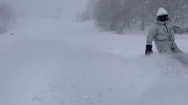 のインスタグラム：「腰はまだ完治でなないけれど、鍼を打って雪山へ。　 My back is still not completely healed, but I got acupuncture and went to the snow mountain. #snowboarding #snow」