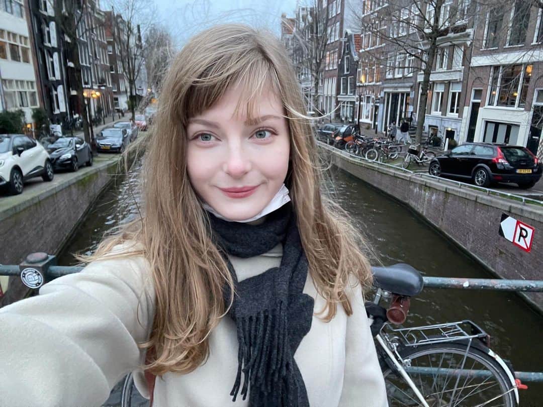 Ella Freyaのインスタグラム：「Honestly, dealing with health problems (unfortunately I still am) will always be a huge struggle. But on my good days I’m feeling really blessed to just be able to walk and take in the world. And always feeling blessed for those people around me who actually support me and hit me up ❤️   One day I wanna open up about my story and my struggle. Right now I’m not sure if I could handle the haters (they will always be there). But one day I will help others like me. 🥺  正直なところ、健康トラブルとの付き合いは（残念ながら今もそうですが）常に大きな葛藤があります。でも、気分がいい日は、ただ歩いて世界を見渡すことができることに、本当に幸せを感じています。そして、私の周りで実際に私をサポートし、私に声をかけてくれる人たちにいつも恵まれていると感じています❤️。  いつか、自分のストーリーや葛藤を打ち明けたい。今はまだ、嫌われ者に対処できるかどうかわからない（彼らは常ににいる）。でもいつか、私のような人を助けたいと思っています。🥺」