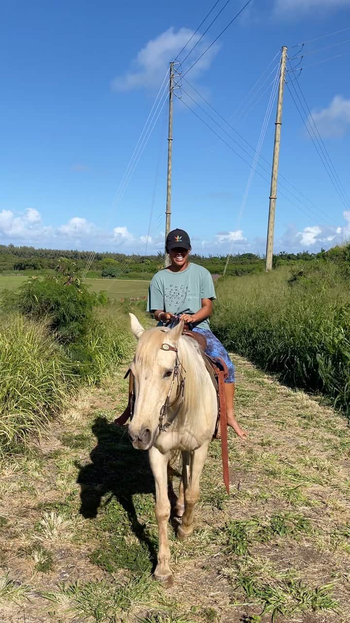 前田マヒナのインスタグラム：「Rides a horse once and thinks she’s a paniolo just because I listen to country 🤠」