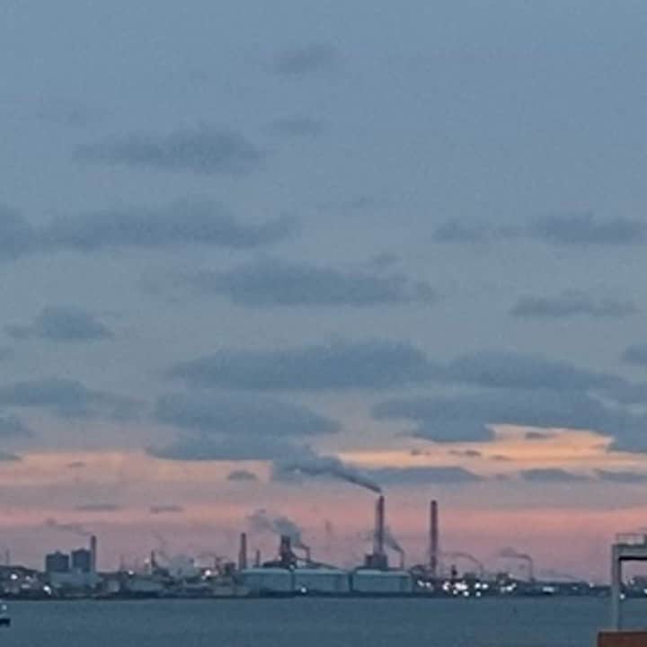 原田佳代子（ミス國學院No.3）のインスタグラム：「#sunsetglow 空まで繋がる工場の煙が 空に雲を浮かべているみたい 永遠に見ていられるふるさとの景色」