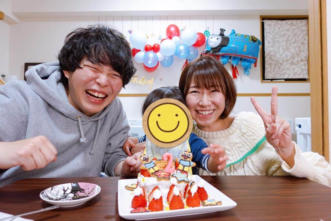 のインスタグラム：「２月４日、息子2歳の誕生日でした😊 あっという間にどんどん成長しますね。 歩きだしが遅くて悩んでましたが、もう一人ですべり台滑れるようになって驚きます。 お祝いに壁を大好きなトーマスで飾り付けしたのでケーキもトーマスのケーキを手作りしようと思いましたが、クッキー型が人型しかなかったため擬人化トーマスになりました。予備で二つ焼いたので双子のトーマス兄弟にしました。 オリジナルがいきすぎましたが、息子ボリボリ食べてくれました。 前日にスタジオアリスで写真も撮りました。 相変わらずカメラマンは子供を楽しませるプロで脱帽です🙇‍♀️ いつもありがとうございます。 #2歳 #誕生日 #手作りケーキ #トーマス #擬人化 #トーマス兄弟爆誕 #スタジオアリス」
