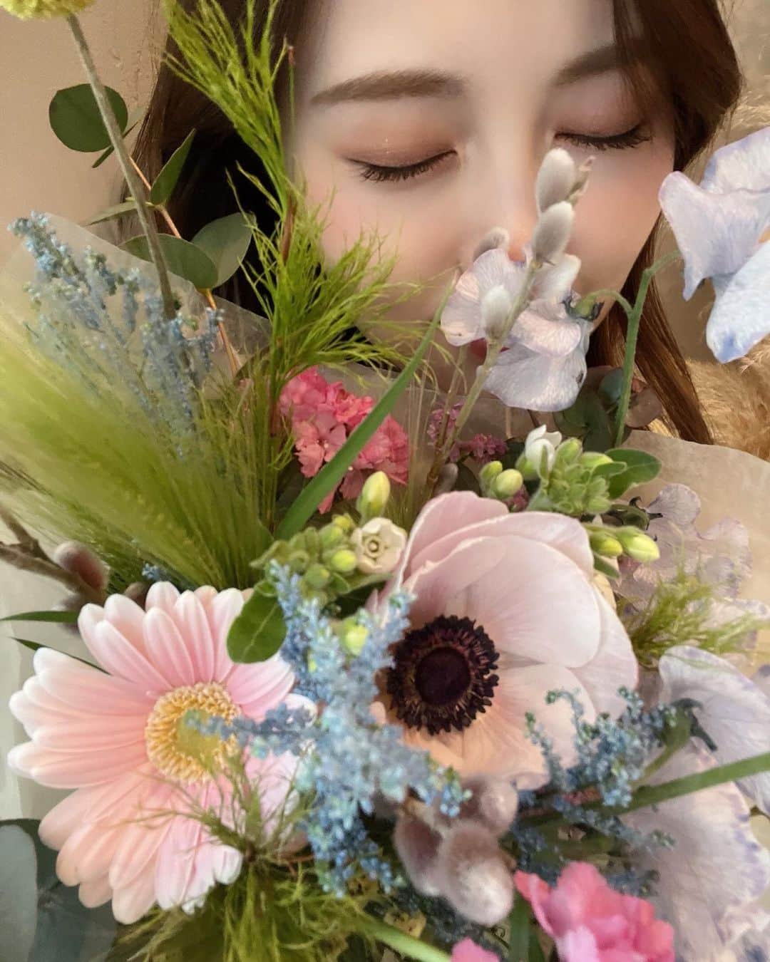 のインスタグラム：「お久しぶりです🌸  無事に自宅療養期間を終え、少しずつお仕事に復帰させていただいております。  お世話になっております関係者の皆さま、 いつも応援してくださっている皆さま、 ご心配ご迷惑をおかけいたしました。  これからまた、精一杯頑張ってまいります。  まだまだ寒い日が続きますが、 皆さん、温かくしてお過ごしください。 私も引き続き、体調管理気を付けます  お外の空気が気持ちいい🌸  お仕事で素敵なお花をいただきました💐 癒しですね〜がんばろう！」