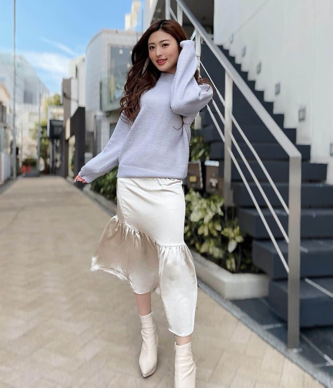 MIYABIのインスタグラム：「お仕事の方も、休日の方も、皆んながhappyに過ごせますように🌼🎶  お昼は何食べようかなぁ🤤 へへへ💖」