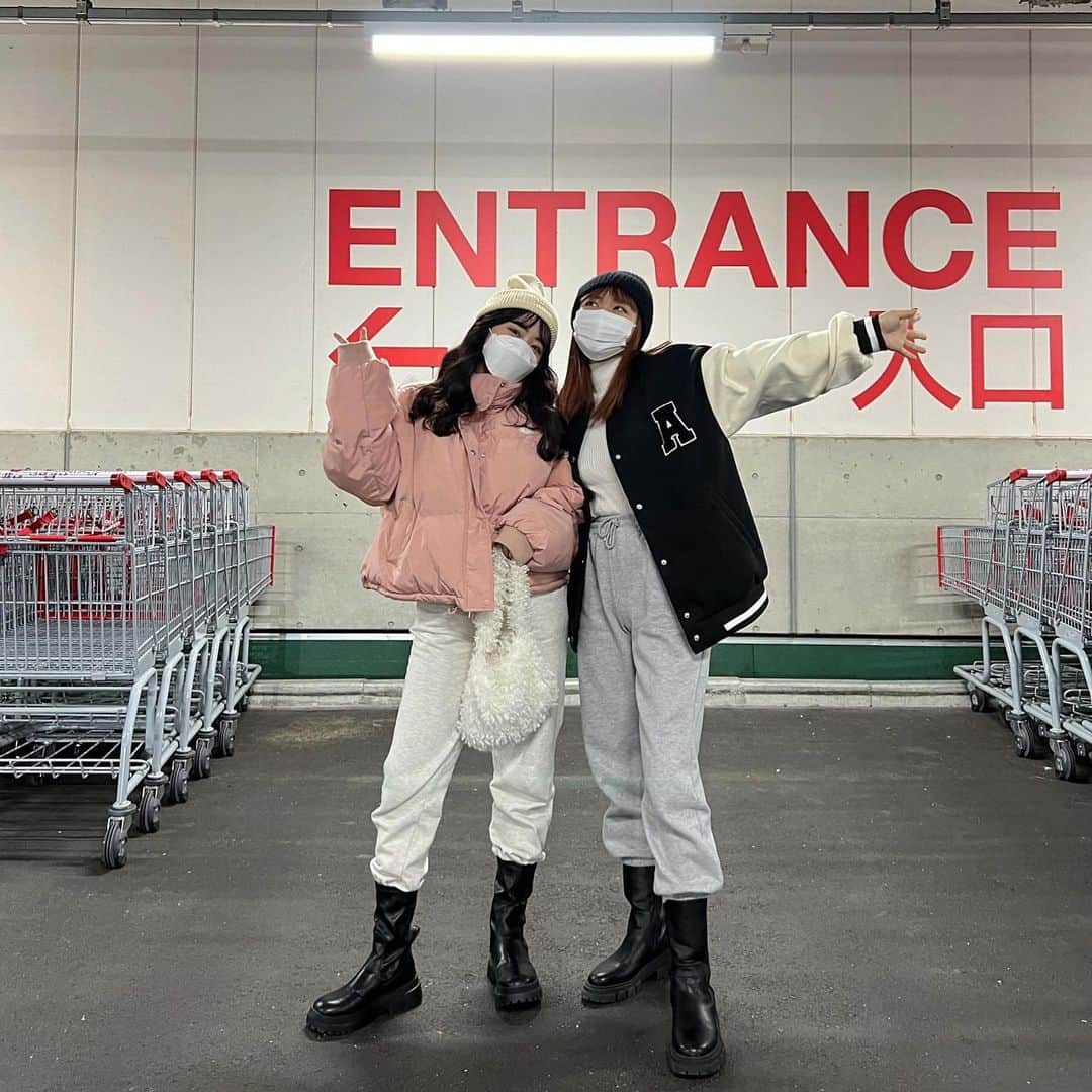 河崎みーなのインスタグラム：「COSTCO DAY🚘🧃👨🏻‍🦱❤️   たまたまコーデ似てたさすが年子姉妹❣️ . .」