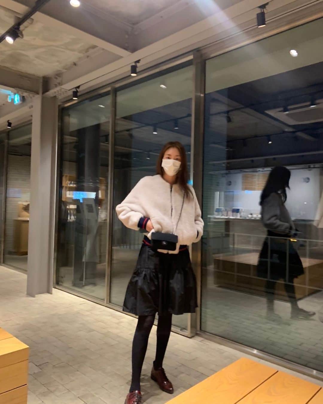 イ・ヨニのインスタグラム：「📸☕️ 진짜 실수연발.;;; 당황😅😅 아직도 인스타 어색하면 어떡하지?」