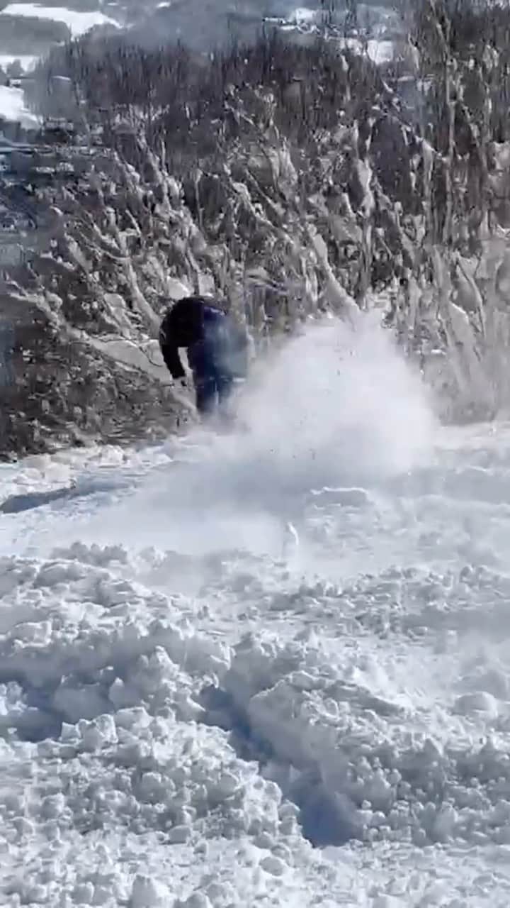 佐々木明のインスタグラム：「Ski fun in Pow.  最近膝痛いからもう曲がれない。  でもスキーは飽きないから 休めない。  困る😑」