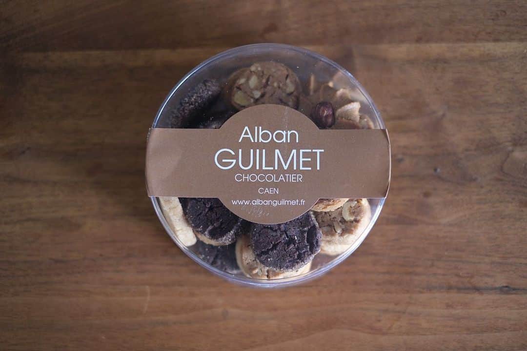 木本泉さんのインスタグラム写真 - (木本泉Instagram)「- 去年食べて美味しくて今年も楽しみにしていたクッキー🍪  "Alban GUILMET"  素朴な味で、どのクッキーも美味しく1箱あっという間に食べきれてしまう😅  今年も2箱購入📦  1箱目はすぐに食べしまったので、2箱目は味わって食べよう😋  あ〜パリに行きたい🇫🇷✈️  #伊勢丹#サロンドゥショコラ#AlbanGUILMET」2月6日 23時52分 - izumikimoto