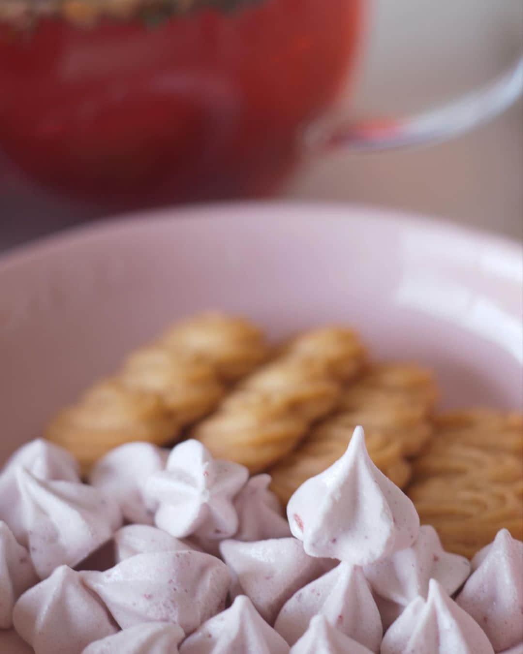 矢野未希子さんのインスタグラム写真 - (矢野未希子Instagram)「今日のおやつ。  ホルンの焼き菓子に ストロベリーティー🍓  んまっ。」2月6日 15時56分 - mikko1104