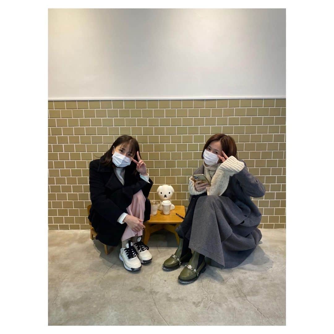 前田敦子のインスタグラム：「. 麻里子ファミリーがわざわざ来てくれて、 いい時間にほっこり日曜日。  めいちゃんとうちの子はりんごを仲良く食べて ワンちゃんと一緒に食べれるおやつ最高🍎  @hitowan_dog」