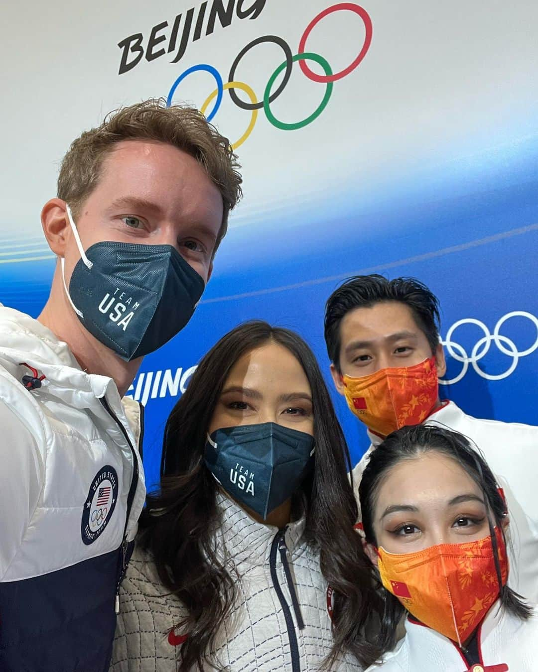 マディソン・チョックさんのインスタグラム写真 - (マディソン・チョックInstagram)「Team love ❤️🤍💙 Stronger together.   #teamusa #usfigureskating #olympics #beijing2022 #winterolympics #figureskating #iceskating」2月6日 17時36分 - chockolate02