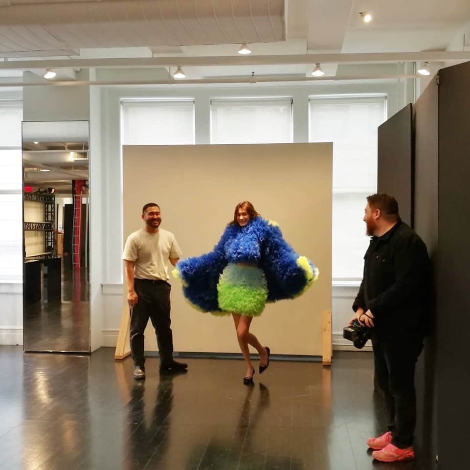 小泉智貴のインスタグラム：「3years ago today with @bellahadid @hunterabrams @kegrand @bitton at @marcjacobs showroom💙💚」