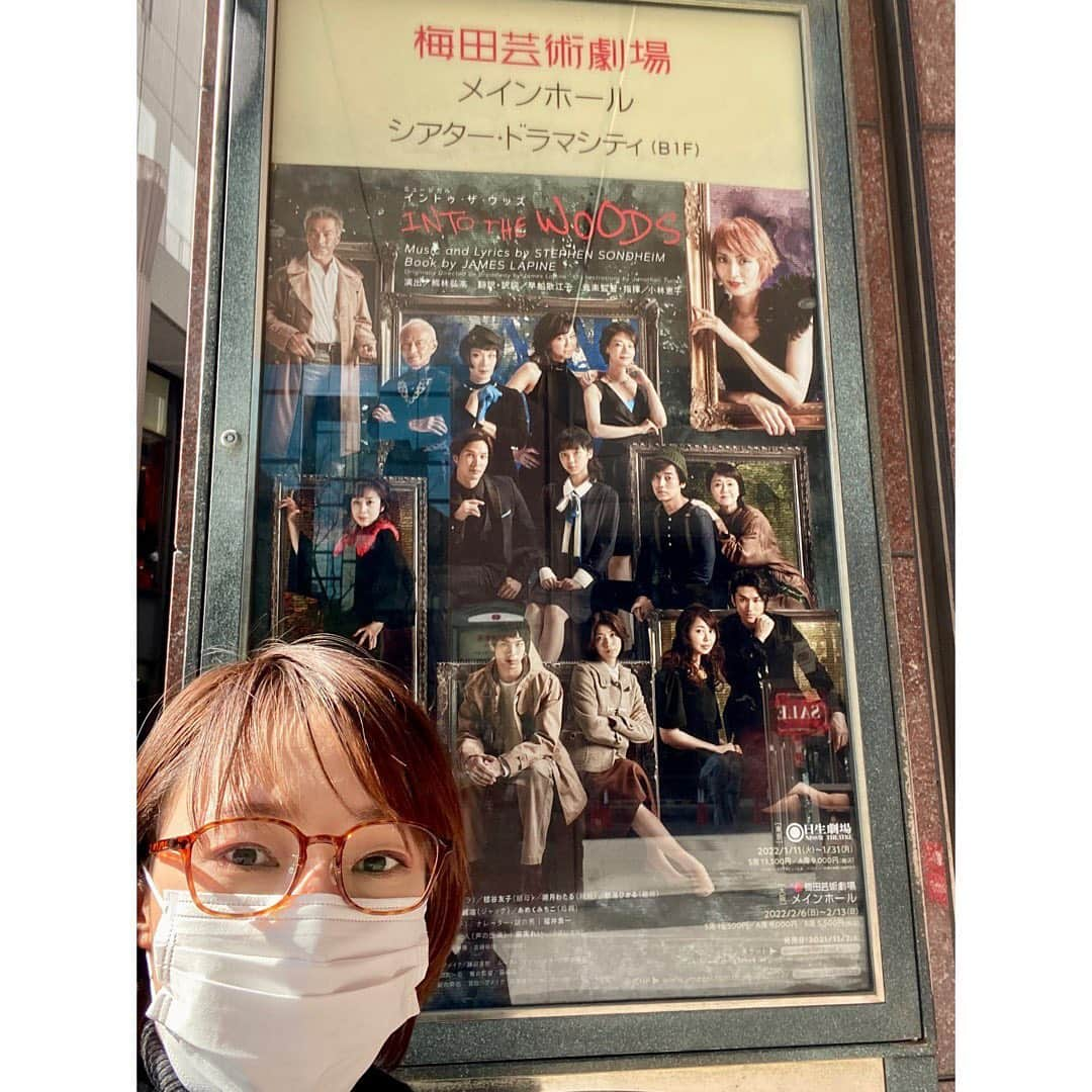 望海風斗さんのインスタグラム写真 - (望海風斗Instagram)「🙏 INTO THE WOODS 大阪公演初日を迎えることができました ありがとうございます… ⁡ やる限り、力強く突き進む。 向き合うべきことは山ほどある。 ⁡ そう言い聞かせて、でも明るく元気に！隙を作らず‼︎森に迷い込む🌳 ⁡ 大阪の森にいらっしゃる皆様🌳🌳🌳 どうかお気をつけてお越しください。 ⁡ ⁡ #intothewoods #梅田芸術劇場 #初日 #感謝 #タンブラー 制作さんからいただきました 嬉しさのあまりおデコドーン‼︎ #緑の#ハンドタオル#ゲット ⁡ ⁡ ⁡ ⁡ #花組#千秋楽#おめでとうございます😭 ⁡ 一日も早く 色んな劇場に笑顔が戻ってきますように‼︎ #願う‼︎‼︎‼︎ #望海風斗 ⁡」2月6日 17時47分 - nozomifuto_official