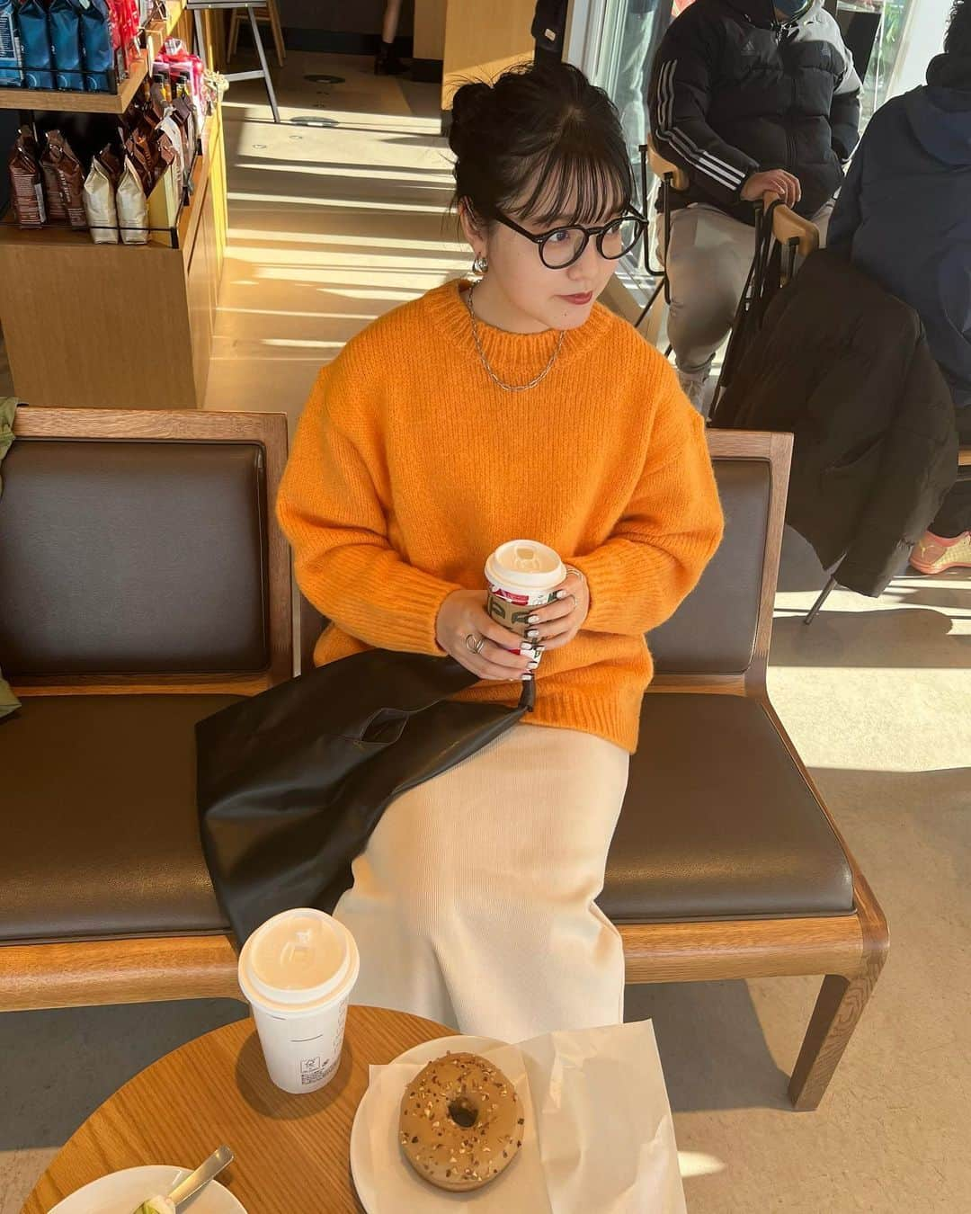 RiLiさんのインスタグラム写真 - (RiLiInstagram)「2022カラーニット最初の1枚🧶は⁣ 【暖色ニット】に決めたッ⛑⚡⁣ ⁣ .⁣ あたたかくなると気になる⁣ カラーニット🌈🧶⁣ .⁣ 今年はオレンジやピンクなどの⁣ 【暖色ニット】が俄然オススメ🍊🍑🥭⁣ .⁣ コーデに取り入れるだけで⁣ パッと明るい気分にも⁣ なれちゃうよ〜🎀🌞💘⁣ .⁣ トレンドの黒縁メガネとの⁣ コーデを組んでみてね👓⁣ .⁣ ❣️❣️❣️⁣⁣ RiLi.tokyoはみんなの⁣⁣ 「なりたい」「やりたい」を応援💡⁣⁣ .⁣⁣ かわいいコーデやアイテム⁣⁣ 注目スポットなどが撮れたら⁣⁣ ハッシュタグ→#rili_tokyo を付けて投稿してね❗⁣⁣⁣ RiLiで紹介しちゃうかも🤭⁣⁣ ．⁣⁣⁣ Special Thanks💋 Photo by⁣⁣⁣ @uiny_co⁣ @__maira.___⁣ @maya___335⁣ @mcn__05⁣ @kns._______⁣ @18___flower⁣ @h_2570_⁣ @n___tk81⁣ .⁣⁣⁣ #カラーニット #オレンジニット #ピンクニット #暖色ニット #オレンジコーデ #ピンクコーデ #フレンチカジュアル #カラーコーデ #カラーアイテム #春コーデ #ニットコーデ #ニットアイテム #黒縁メガネ #黒縁めがね #カラーコーデ#カーディガンコーデ#ワントーンコーデ#オレンジコーデ#イエローコーデ#マスタードカラー」2月6日 18時00分 - rili.tokyo