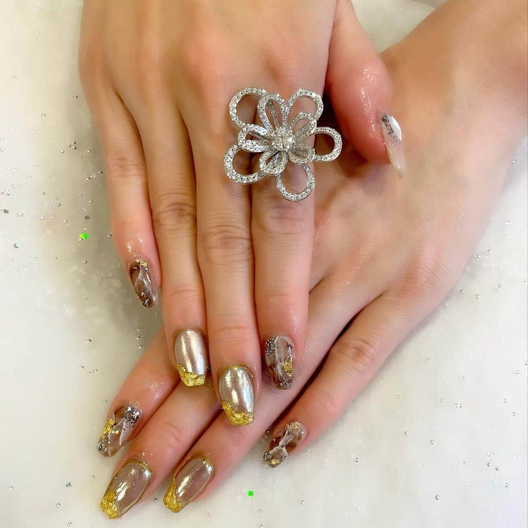 伊東亜梨沙さんのインスタグラム写真 - (伊東亜梨沙Instagram)「newnail💅✨ 今回も @elnailsalon にて🤍 めちゃくちゃ可愛いいいい💕 上手くて早くて毎回お世話になってます🙇‍♀️ . 付けてる💍は   @ravicharme_official でオーダーして作ってもらったの🥺 素敵に仕上がりすぎてため息😮‍💨 ネックレスも作ってもらったのでまた載せます💗  . #newnail #elnail #ネイル #エルネイル」2月6日 18時08分 - arisa__917m