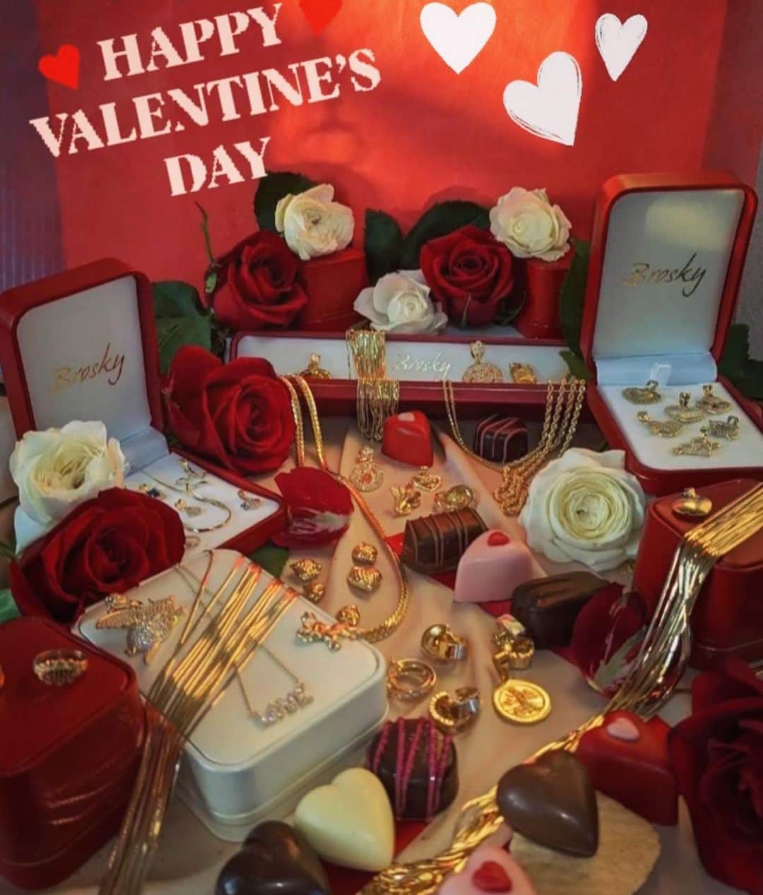 紅蘭さんのインスタグラム写真 - (紅蘭Instagram)「Are you ready for Valentine?！🌹  今年もBROSKY が 皆様のValentine’s Dayを少しでも お手伝い出来ればと思います❤️  大切な人に「愛してる」と 伝えられる時に伝えよう。214  最高なValentine’s Dayが過ごせ ますよう願ってます🌹  お待たせ致しました！！  ❤️Brosky jewelry新作発売決定❤️  ◾️２月７日(月) 21:00〜  バレンタインギフトにぴったりな 可愛いjewelryがたくさん🌹 スワイプしてみてね！！ あなたにぴったりな jewelryが 見つかりますように❤️  #紅蘭 #broskyjewelry  #happyvalentinesday」2月6日 18時09分 - kurankusakari