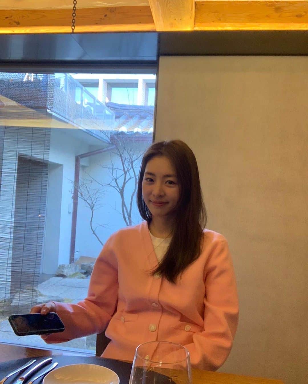 イ・ヨニのインスタグラム：「오랜만에 쉬는날🎈 넘추워용🥶 다들 감기조심 😊😊」