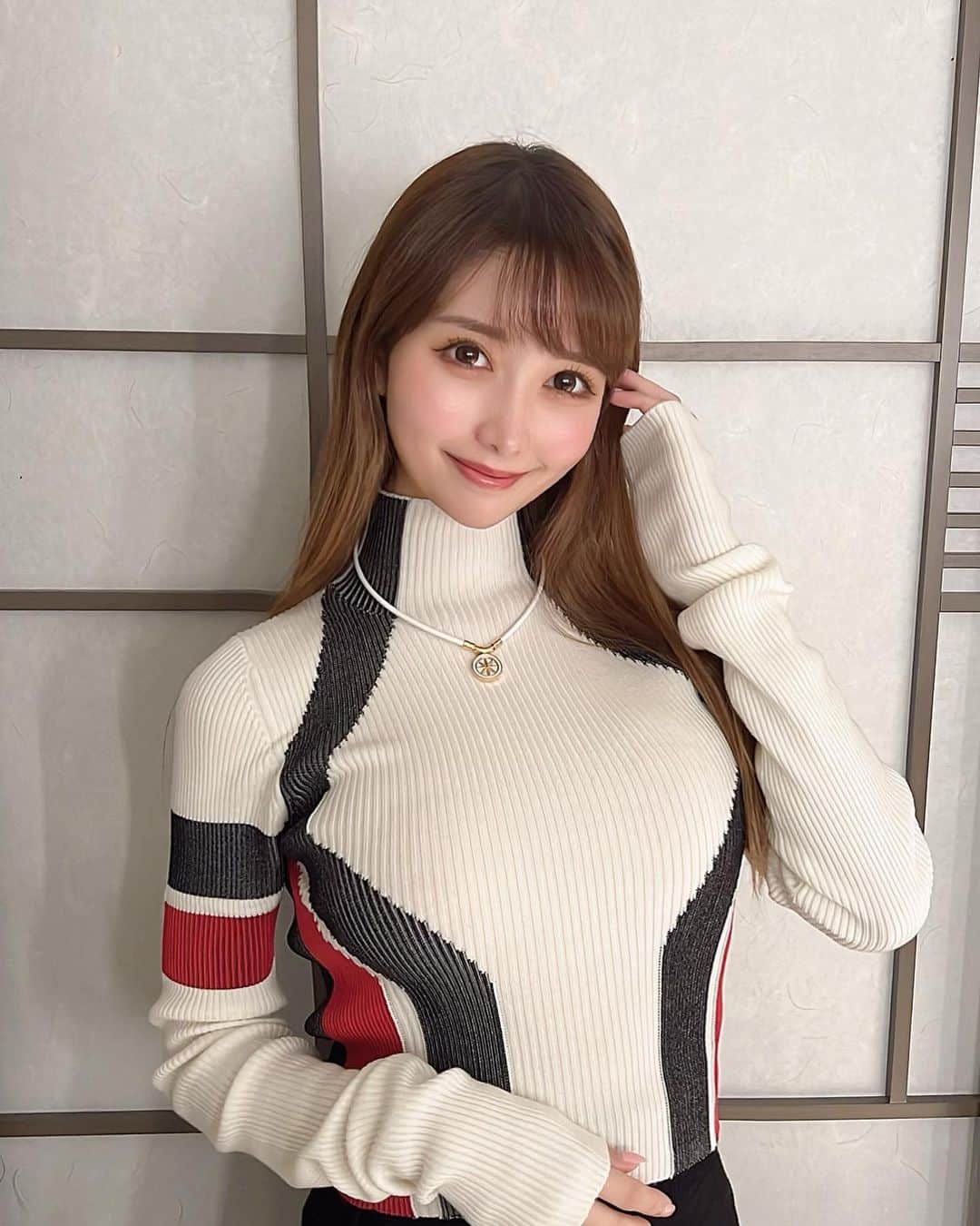 MAYUさんのインスタグラム写真 - (MAYUInstagram)「. みてー！🌟 これ磁気ネックレスなの🌟 オシャレだよね😆 @bandel_official さんのものだよん！ . 私はホワイト×ゴールドの色味を選んだけど、ブラックもかっこ良かった🖤✨ 万年肩凝りが酷いから、磁気ネックレス気になってたんだよね〜☺️ 運動する時にも良いみたいだから、ゴルフする時も着けようと思う！🏌️‍♀️✨ . #bandel#バンデル#ゴルフ女子#ゴルフ初心者#ゴルフ#ゴルフ好き#ゴルフ好きな人と繋がりたい#ゴルフウェア#磁気ネックレス#ニット#diesel#ディーゼル#golf#golfwear#golflife#golfstagram#golfgirl#fashion#fashionista#fashionstyle」2月6日 18時51分 - mayu.kina_golf