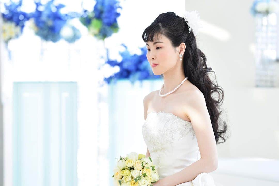 di grado dolce津のインスタグラム：「@dolce_tsu_heiankaku  【wedding photo】  花嫁様の優しい表情が 素敵な1枚💐  ---------------------------------------------  #ディグラードドルチェ津 では ご家族さまや少人数さまの挙式、お写真撮影も素敵にサポートいたします✨ お気軽にお問い合わせください🤵👰‍♀️💍  👉お問い合わせは、TEL 059-226-4122 👉他のフェアを見たい方は、プロフィール欄のリンクより 👉またネット検索｢ディ・グラード・ドルチェ津｣  ぜひ#ディ・グラード・ドルチェ津へお越しください。  🌱おすすめブライダルフェアはこちら🌱  直前予約OK【60分で見学OK！】スマート相談会  👰🏻花嫁支持率No.1フェア💍✨🤵🏻   お忙しいカップル様、お休みが合わないカップル様などに短時間でしっかりご案内！親御様とご来館いただくお客様もたくさんいらっしゃいます。 60分でわかる、1日1組貸切のドルチェウエディングの魅力をお伝えします！  ◆日程◆2月 毎週月曜日・木〜日曜日開催  ◆時間◆（予約優先・無料） 11:00〜18:00 当日のご予約でもOK🙆‍♀️お気軽にお問い合わせください✨  #ドルチェ津 #ディグラードドルチェ津 #ウエディング #結婚式 #結婚 #プレ花嫁 #プレ花嫁卒業 #卒花嫁 #2022春婚 #2022冬婚 #三重のプレ花嫁さんと繋がりたい #津結婚式 #挙式  #フォト婚  #ドレス #wedding #photo #weddingphoto #instawedding #instaphoto」