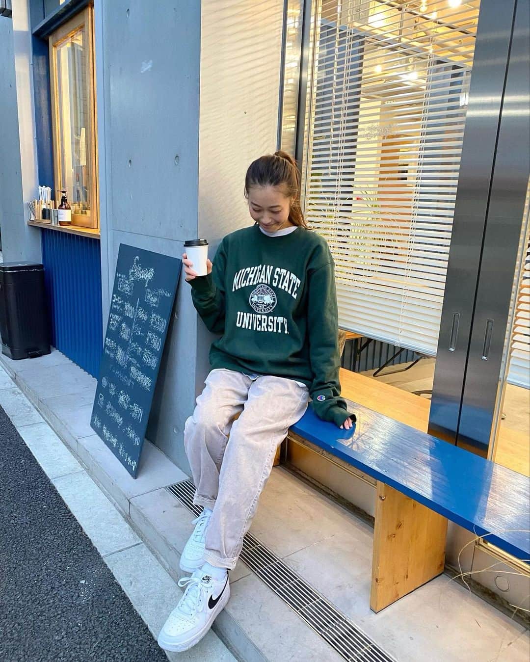 柿崎裕美のインスタグラム：「🥤🫑  #championreverseweave #michiganstate #カレッジロゴ #トレーナーコーデ#チノパンコーデ #af1 #cafe#カフェ#coffee」