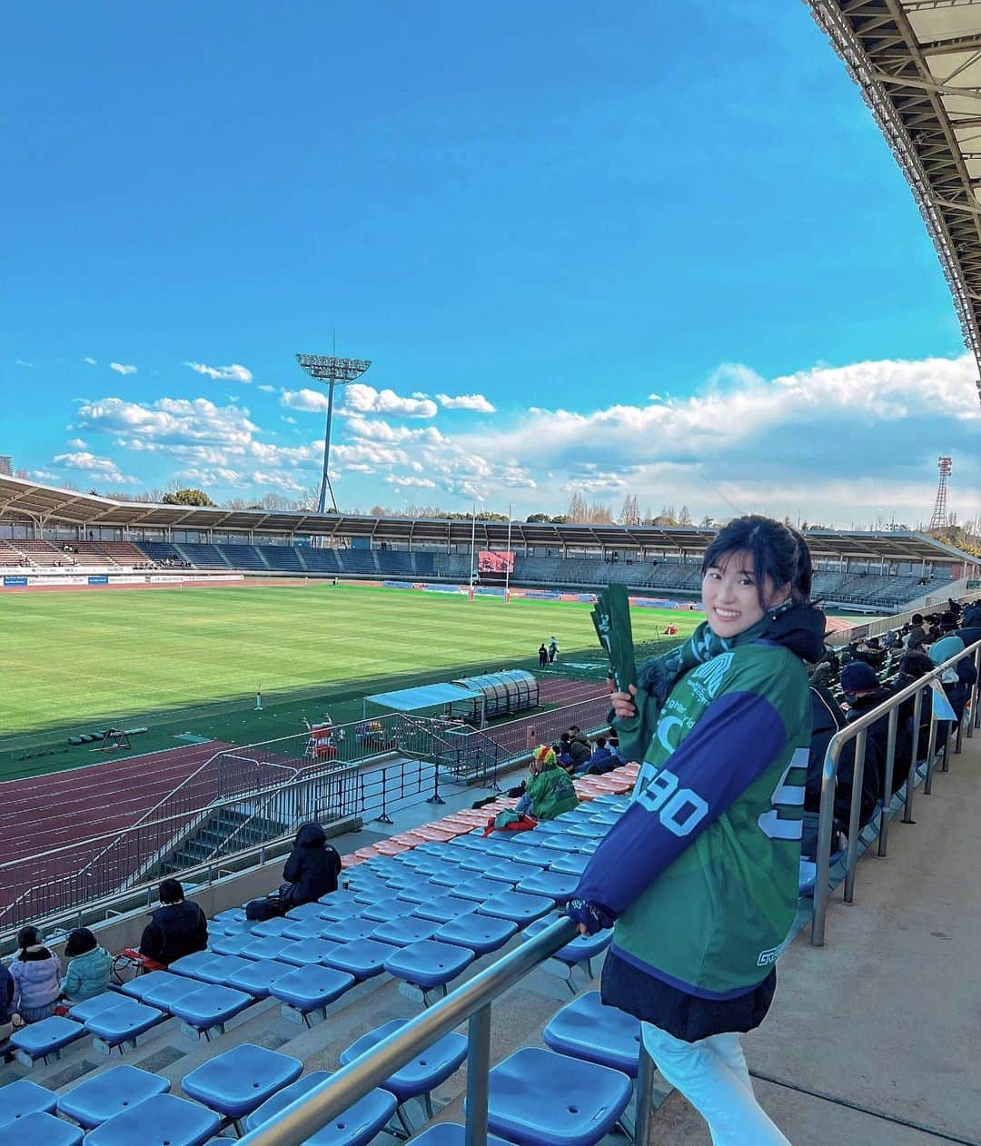 竹内里奈さんのインスタグラム写真 - (竹内里奈Instagram)「🏉ジャパンラグビーリーグワン初観戦✨ 今日はロケで、新リーグのリーグワンを人一倍楽しむ方法を取材してきました😆 ・ 千葉がホームのNECグリーンロケッツ東葛を応援📣 試合が始まるだいぶ前の写真です♪ ・ ラグビーは高校ラグビーの取材を4年間担当していて トップリーグは見に行っていましたが、 リーグワンは初めての観戦！ ・ 残念ながら、今日はグリーンロケッツ破れましたが、 日本最高峰の選手のプレーは、やはり痺れました✨✨ ・ 詳しくはこんぱすの特集で⭐️ またお知らせします☺︎ ・ ・ ・ ・ #ラグビー #リーグワン #japanrugby #japanrugbyleagueone #ジャパンラグビーリーグワン #ジャパンラグビー #necグリーンロケッツ東葛 #nec #ラガーマン #ラグビー好き #ラグビー女子 #スポーツ女子 #アナウンサー #リポーター #フリーアナウンサー #チバテレ #竹内里奈 ・ ※撮影時のみ😷外しました。」2月6日 19時00分 - rina.takeuch