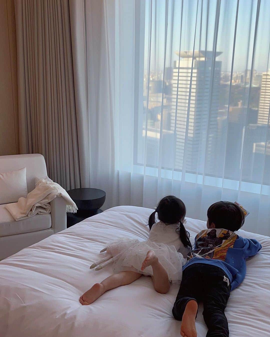 のインスタグラム：「仲良しなふたり。♡ ずっとぴったりくっついてまわる…👧」