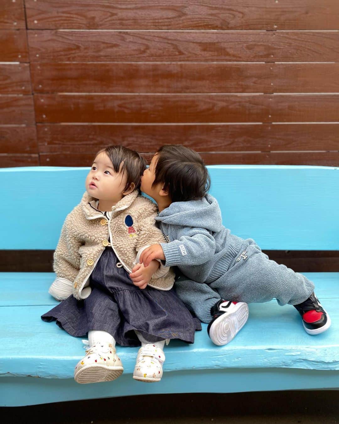 Mai Wakimizuのインスタグラム：「撮影しながらキャーキャー叫んだ♡1枚目なんてしっかりチュウの口してるし。笑 最後の写真、ほぼ無理矢理だけど彼女と手を繋げて本当に喜んでる♡笑 息子の肉食っぷりにはいつも驚かされる。笑  #1歳6ヶ月#1歳男の子#1歳2ヶ月#1歳女の子」
