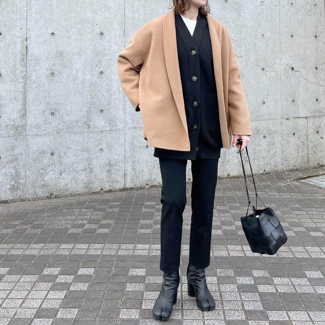 mmk__56のインスタグラム：「2022.2.6 . . 2色コーデ🍘 . コート… @na.e_official  カーディガン… @mother_inc  パンツ… @uniqlo_jp  バッグ… @newbottega  ブーツ… @maisonmargiela  .  #ママコーデ#ママファッション#今日の服#今日のコーデ#着回しコーデ#プチプラコーデ#シンプルコーデ#ロカリ#大人カジュアル#locari#ootd_kob#mamagirl#秋コーデ#秋服コーデ#ボッテガヴェネタ#ボッテガ#bottegaveneta#bottegavenetabag#maisonmargiela#margielatabi#tabiboots#tabi#足袋ブーツ#ナエコート#forme#カーディガンコーデ#スマートアンクルパンツ」