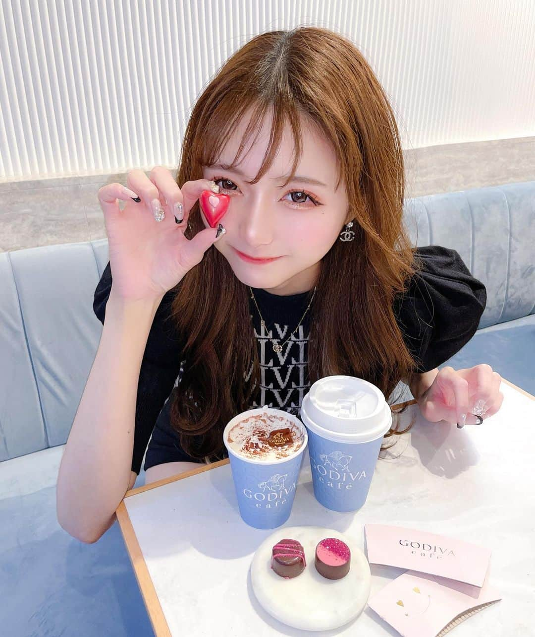 あやちゃんさんのインスタグラム写真 - (あやちゃんInstagram)「GODIVACafe🍫☕️❤️ バレンタインシーズンめっちゃかわいいから絶対行くべき💗💗💗 淡いブルーにスリーブは薄ピンク 組み合わせ最強や🤍 バレンタイン限定チョコレートがピンクでキラキラしてて可愛すぎるの🥺 2000円以上でバッグ貰えたよ💙 この日は @violettaofficial_jp のトップス🖤 春に大活躍するやつだわ🥺かわいくてお気に入り🖤2月12日〜ZOZOで発売されるみたいだよん☺︎✓  🤎GODIVACafe💙 💠東京都中央区日本橋1-3-13 東京建物日本橋ビル1F 💠 10:00～21:00  #ゴディバ #ゴディバホットチョコレート #ゴディバカフェ  #バレンタインチョコ #バレンタインシーズン #バレンタインメニュー #バレンタインスイーツ #バレンタインプレゼント #ゴディババレンタイン #バレンタイン限定 #東京カフェ #東京駅カフェ #東京駅ランチ #東京グルメ #日本橋カフェ #日本橋グルメ #大手町カフェ #大手町ランチ #チョコレート専門店 #水色向上委員会 #ヴィオレッタ #モノトーンコーデ #VIOLETTA#violetta_code #valentine #godivacafetokyo  #godiva #godivacafe #godivaカフェ #godivachocolate」2月6日 20時13分 - aya.you.love.r