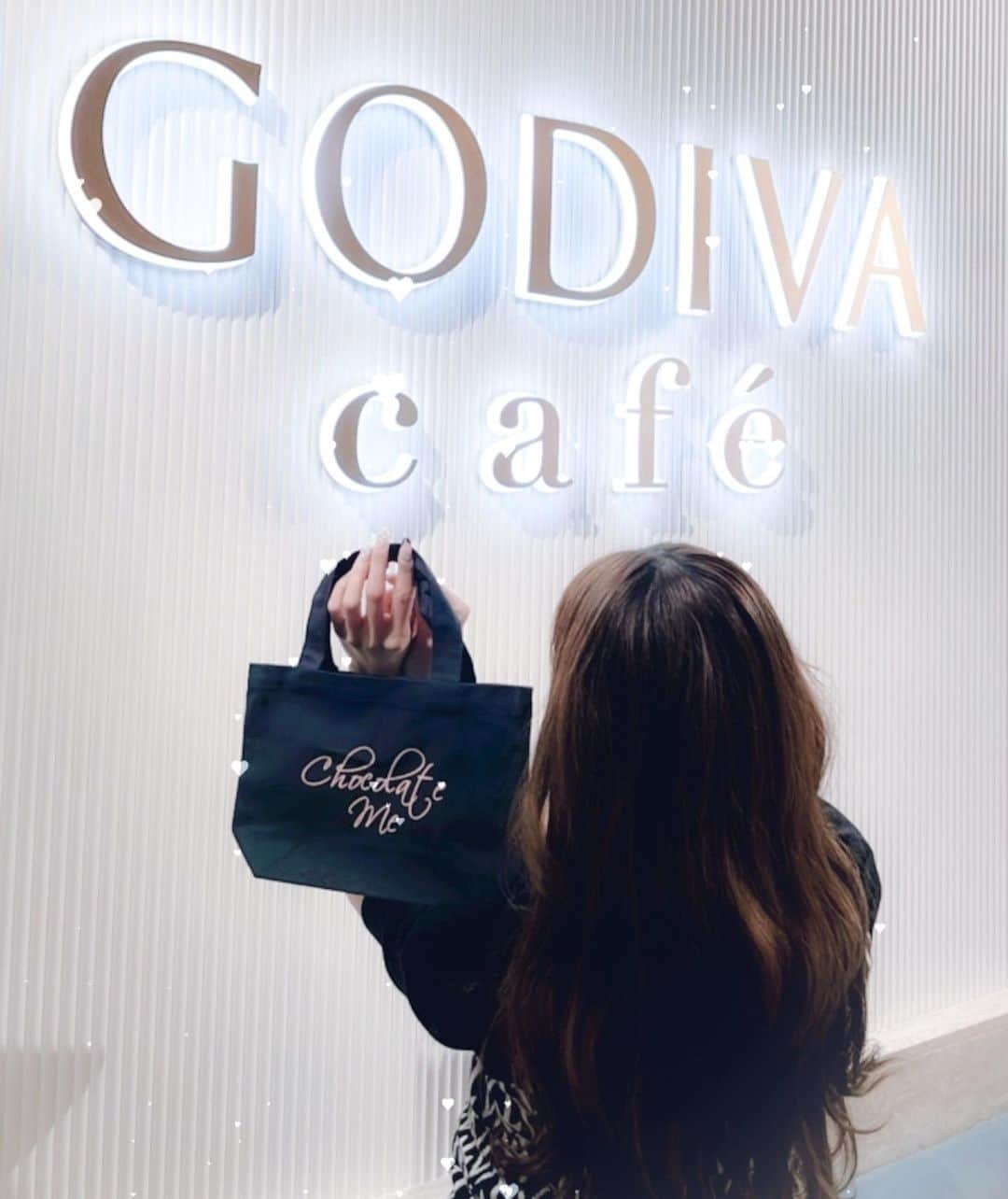 あやちゃんさんのインスタグラム写真 - (あやちゃんInstagram)「GODIVACafe🍫☕️❤️ バレンタインシーズンめっちゃかわいいから絶対行くべき💗💗💗 淡いブルーにスリーブは薄ピンク 組み合わせ最強や🤍 バレンタイン限定チョコレートがピンクでキラキラしてて可愛すぎるの🥺 2000円以上でバッグ貰えたよ💙 この日は @violettaofficial_jp のトップス🖤 春に大活躍するやつだわ🥺かわいくてお気に入り🖤2月12日〜ZOZOで発売されるみたいだよん☺︎✓  🤎GODIVACafe💙 💠東京都中央区日本橋1-3-13 東京建物日本橋ビル1F 💠 10:00～21:00  #ゴディバ #ゴディバホットチョコレート #ゴディバカフェ  #バレンタインチョコ #バレンタインシーズン #バレンタインメニュー #バレンタインスイーツ #バレンタインプレゼント #ゴディババレンタイン #バレンタイン限定 #東京カフェ #東京駅カフェ #東京駅ランチ #東京グルメ #日本橋カフェ #日本橋グルメ #大手町カフェ #大手町ランチ #チョコレート専門店 #水色向上委員会 #ヴィオレッタ #モノトーンコーデ #VIOLETTA#violetta_code #valentine #godivacafetokyo  #godiva #godivacafe #godivaカフェ #godivachocolate」2月6日 20時13分 - aya.you.love.r