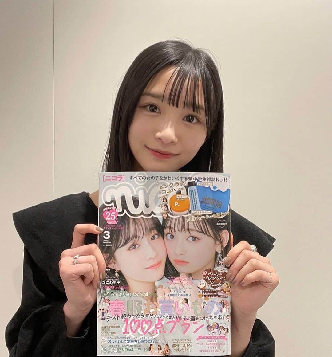 のインスタグラム：「＊ 付録愛用してますか〜！ 古着っぽいデザインが可愛すぎる！😽  #ニコラ#nicola#ニコラ3月号発売中#ニコモ#中山あやか」