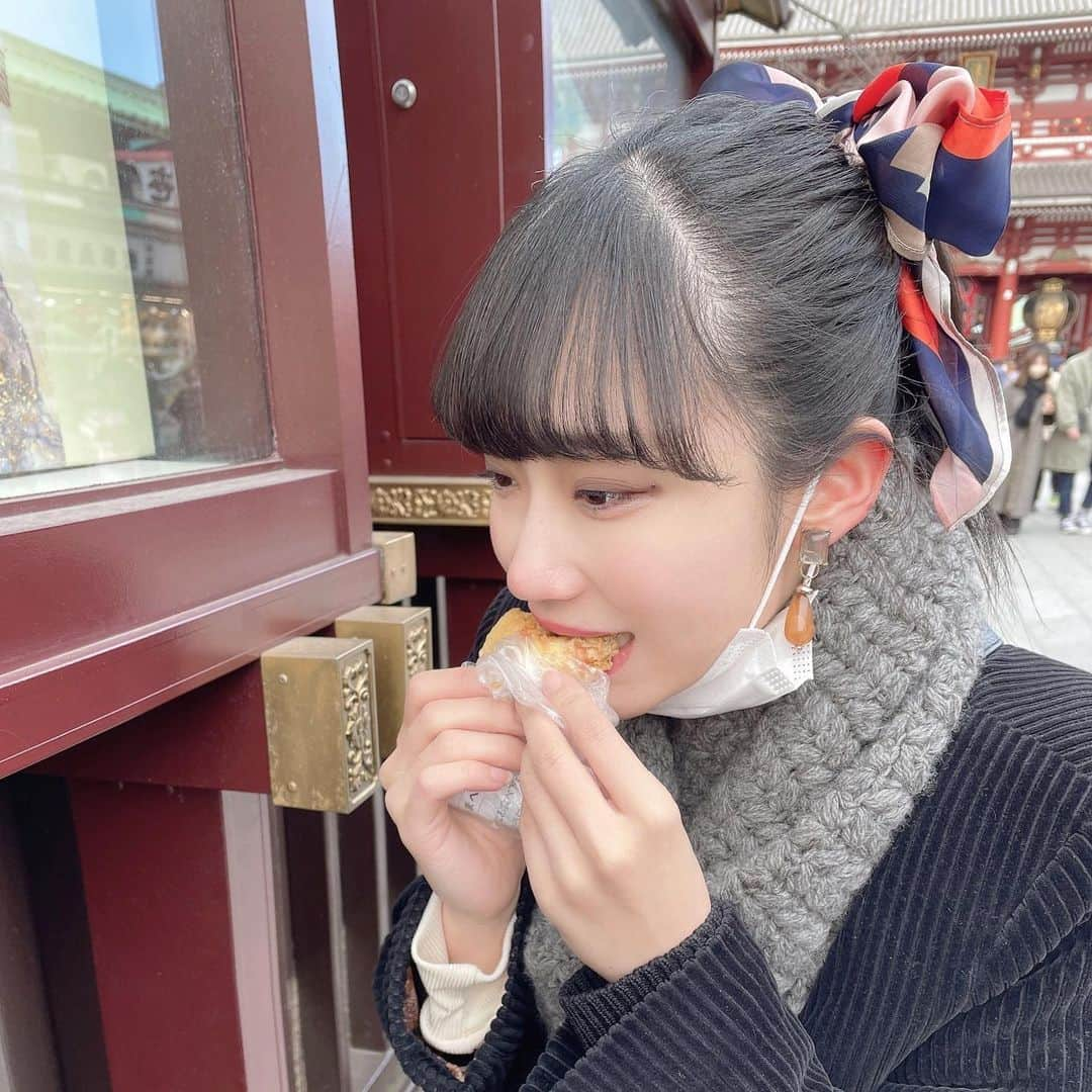 馬渕恭子さんのインスタグラム写真 - (馬渕恭子Instagram)「一生懸命 あつあつの #あげまんじゅう 食べてます👐 . . #浅草  #仲見世通り  #馬渕恭子  #猫舌 🤣  #民族ハッピー組」2月6日 20時40分 - kyoko414_mh