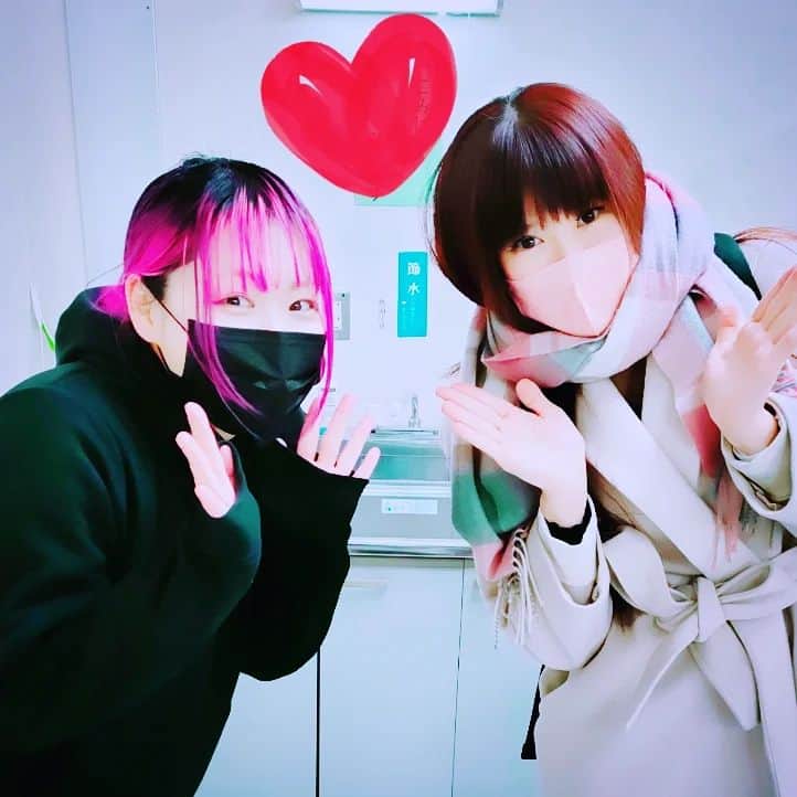 のインスタグラム：「春日さんの美しい小顔！と、マドの残念フェイス！ 2022.2.6 #PUREJ #春日萌花 選手#ラジオパーソナリティ と#ラジオリスナー なタッグ#カメレオンアーミー #女子プロレスラー#女子プロレス #初タッグ #念願 #嬉しいです #womanprowrestler #japanesegirl #happytime #instagood」