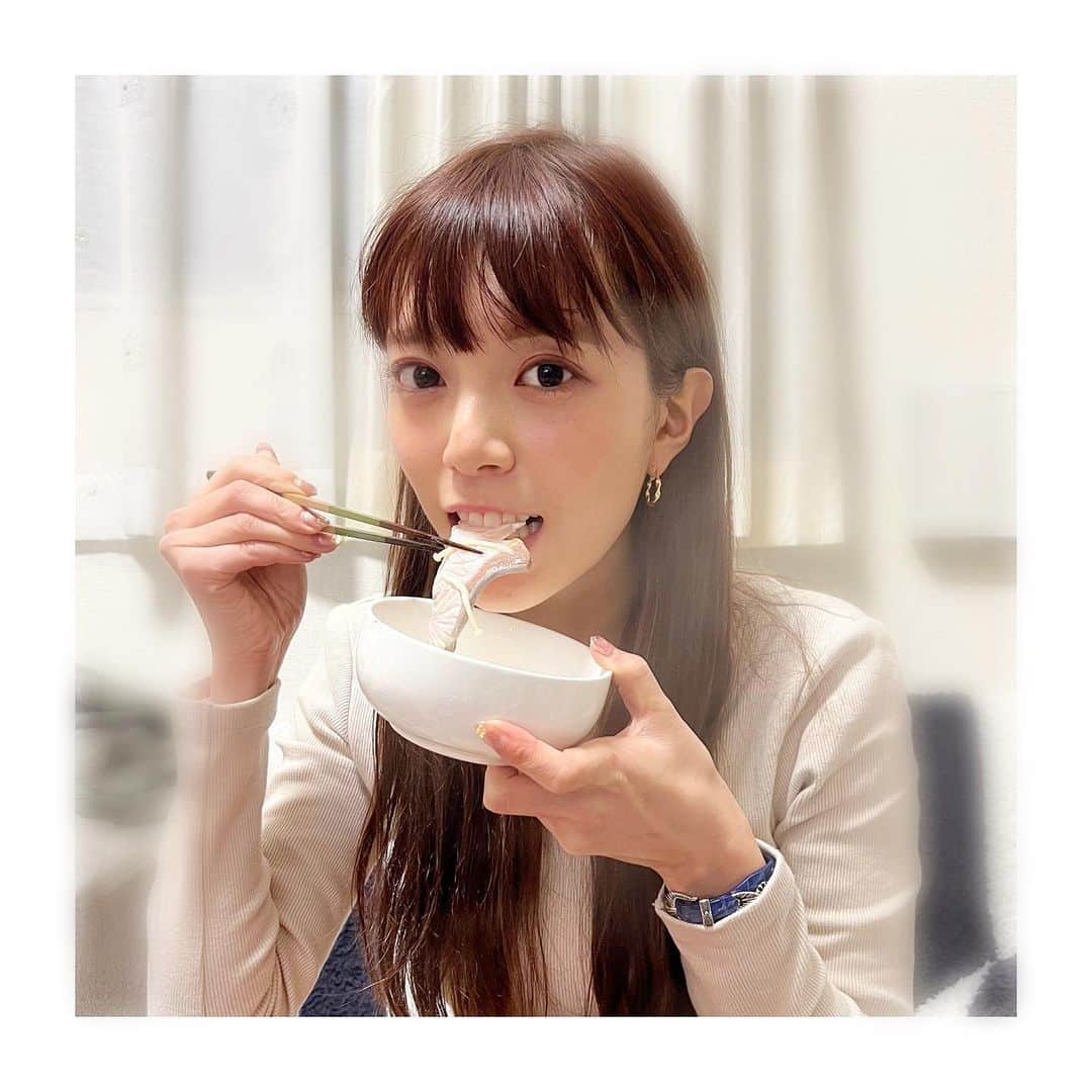 三谷紬さんのインスタグラム写真 - (三谷紬Instagram)「* お魚はダイエットの味方🐟❤︎ 私はブリが大好きでこの前サクで大量に購入しました。 お刺身もいいのですが この日はしゃぶしゃぶで💙 〆の雑炊は…我慢…です😩笑 * #鰤しゃぶ#鰤#ブリ#ぶりしゃぶ#ブリしゃぶ#コストコ#ダイエット#味方#diet#グルメ#ダイエットメニュー#ダイエットレシピ#ダイエットグルメ#雑炊#我慢#刺身#〆#三脚自撮り#テレビ朝日#アナウンサー#三谷紬」2月6日 20時46分 - mitani_tsumugi