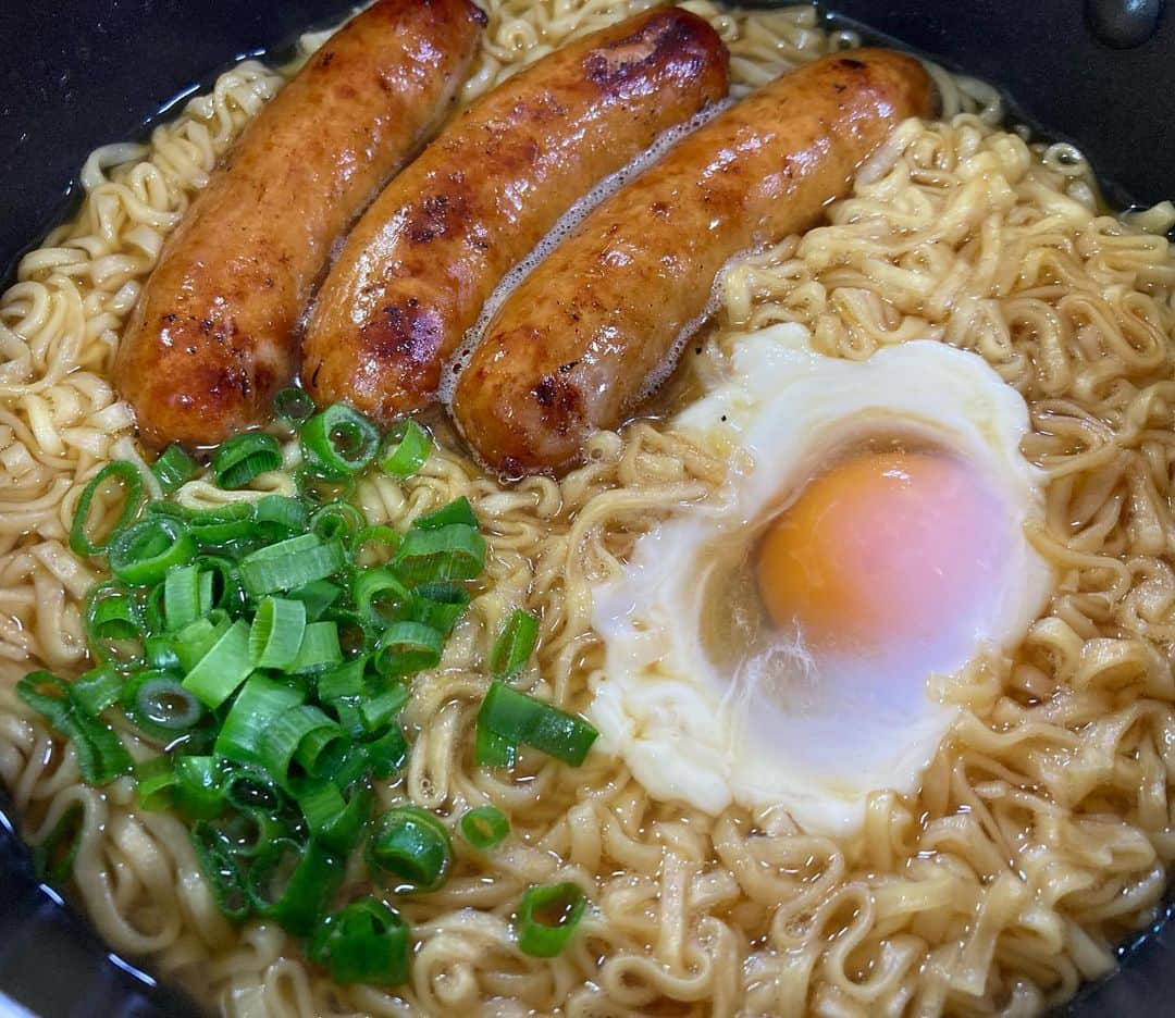 ファンタジスタさくらださんのインスタグラム写真 - (ファンタジスタさくらだInstagram)「新しいチキンラーメンのCMに家族で出さしてもらいました🐤 冬の楽しいキャンプでした🏕ゲバたんの🤸‍♀️ 良かったら見つけてください。」2月6日 20時49分 - fantasista_sakurada