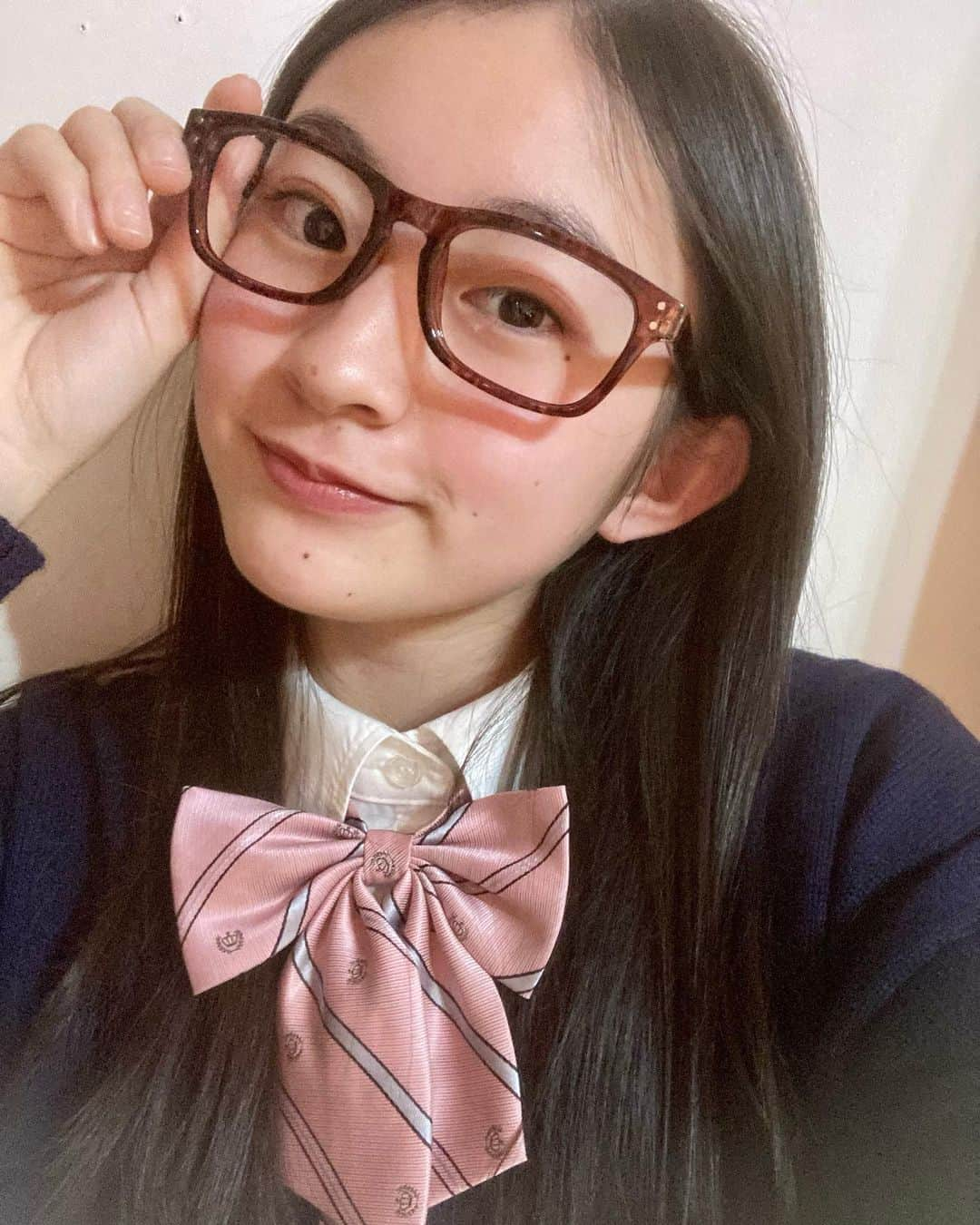 Ayamiさんのインスタグラム写真 - (AyamiInstagram)「めがね👓 雰囲気変わるでしょ😚 . #OFFICENOIR#眼鏡  #眼鏡女子  #めがね  #👓 #制服  #中学生#jcモデル#jcガール#アヤミ#おしゃれ大好き#おしゃれ#ファッション#モデル#ティーンモデル#かわいい#ロングヘア#福岡#福岡モデル事務所#モデル事務所 #Instafashion#Instagood#japanese#Japanesegirl#model#tagsforlike#followme#MOLDIV」2月6日 20時51分 - ayami__0629