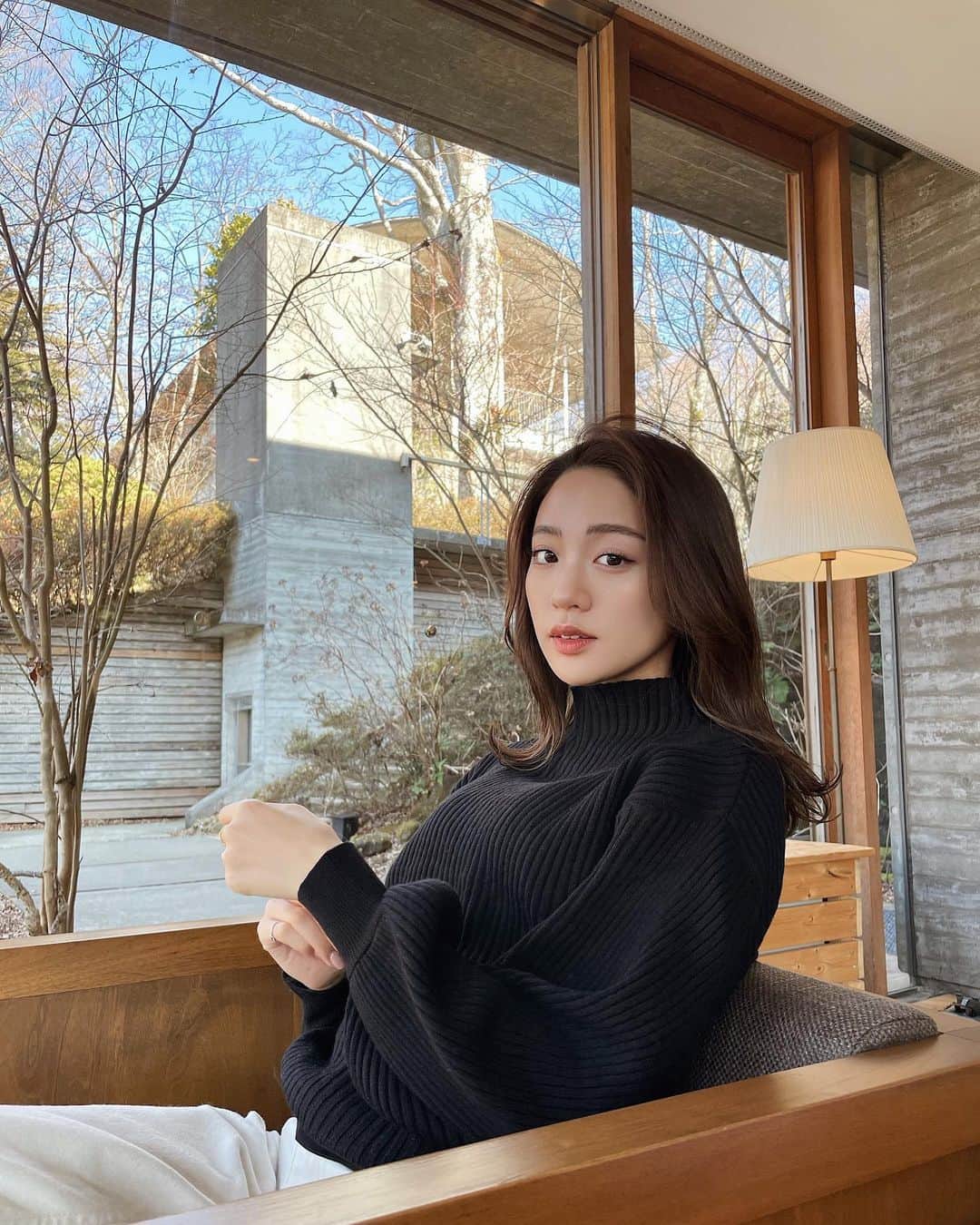志田友美（ゆうみん）のインスタグラム：「最近おすすめ🤍  2in1クレンジング🤍  皮脂汚れやウォータープルーフの濃いメイクと素早くなじんで、W洗顔不要の拭き取りタイプだから時短で済ませたい人におすすめ！  私は、日焼け止めと目元なんてちょー楽メイクなんだけどこのウォーターで余裕😮‍💨✌🏽　  (動画は全てウォータープルーフの眉マスカラ、アイライナー、ティントで試してみたよ！) 　　  ソファーで寝落ちしちゃってメイク落とすのだる…って時に特に使ってる🤣  クレンジングウォーターって目に染みがちだけど私は染みなかった☺️✨  とにかく肌に優しい成分でしっかり落としてくれる優れもの♡   公式サイト、ロフト、ドンキとかに売ってるからチェックしてみてね！  @imunny_japan #imunny #アイムユニ #クレンジング #クレンジングウォーター #スキンケア」