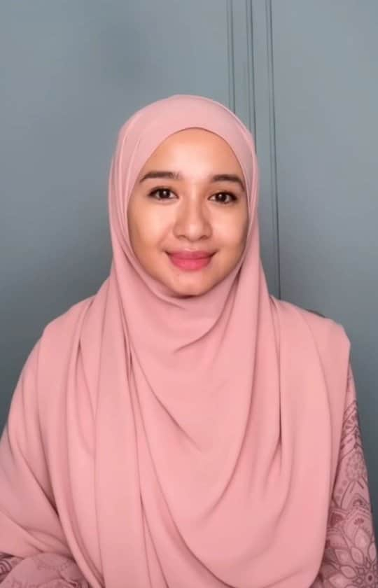 ラウディアシンシアベラのインスタグラム：「Bismillah🌸 Hi Sister, aku ada tips nih untuk kalian yang punya masalah rambut berketombe.   Untuk mengatasi & menghindari ketombe, kita harus mulai dengan kebiasaan serta perawatan rambut yang tepat. Supaya lebih jelas, simak tips mencegah & mengatasi ketombe dari aku ya.  Cara paling mudah yang bisa Sister lakukan yaitu keramas rutin dengan shampoo ketombe khusus rambut berhijab. Kalau aku dari dulu selalu pakai Sunsilk Hijab Refresh & Anti Dandruff. Kandungan 100% ekstrak teh alami & micellar ice nya, insyaAllah buat rambut terasa dingin segar, kulit kepala bebas gatal, harum tahan lama, dan yang terpenting dapat mengurangi & melindungi rambut dari ketombe.  Mau rambut kamu jauh dari ketombe, Sis? Ikuti tips dari aku & pakai Sunsilk Hijab Refresh & Anti Dandruff! @sunsilkid #SegerBebasBaper」