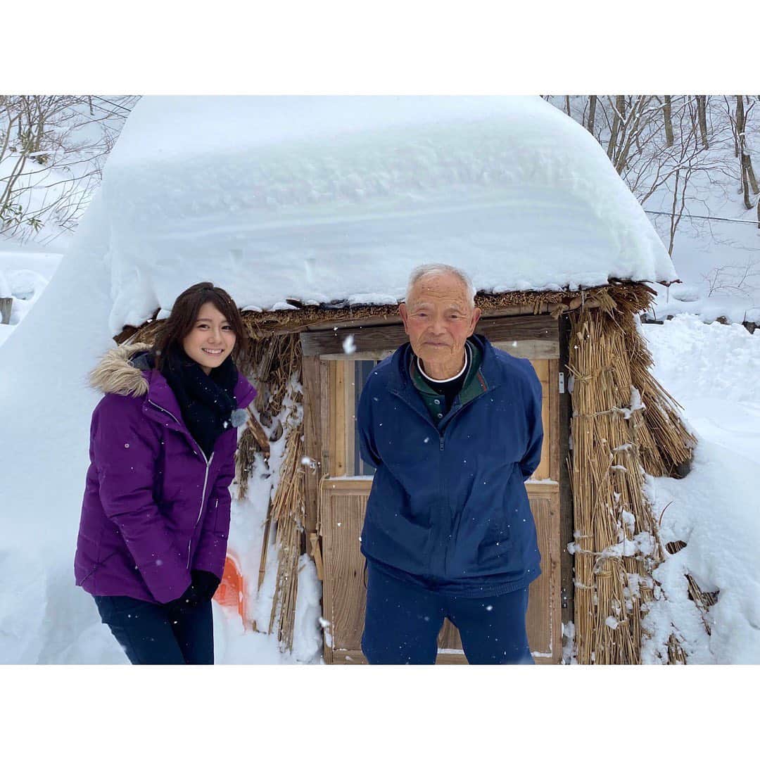 尾島早都樹のインスタグラム：「鬼無里での出会い❄️☃️♡  あすの #ふるさと再発見 は 94歳の現役かやぶき職人  清水加久雄さんを訪ねました！  後ろにあるのは、 清水さんが去年手作りした縄文小屋🛖  かなりの雪が積もっていましたが 潰れずとっても頑丈！ 中には囲炉裏もあってその熱は かやが吸収してくれるので 小屋の中はぽかぽかでした☺️☀️  ちなみに、夏になると逆に かやが熱を遮断してくれるので 中は涼しくなるんですって！ 自然の力ってすごいですよね！🪵🌾  この小屋で仲間とお茶を飲んでいると 懐かしい思い出が鮮明に蘇って 会話も弾むんだとか🍵！ みんなにとって懐かしい気持ちになれる 場所になっていると嬉しいと話してくれました☺️  とても元気で思いやりに溢れた方で お話を聞いているうちに あっという間に清水さんのことが 大好きになりました😭❣️  そんなかやぶきと清水さんの 魅力が詰まったふるさと再発見 あす放送です！ぜひご覧ください！  #長野放送 #nbs #ふるさとライブ #アナウンサー #女子アナ #街歩き #ふるさと再発見 #地元再発見 #長野県 #しあわせ信州 #長野市 #鬼無里 #茅葺き屋根 #縄文小屋 #かやぶき」