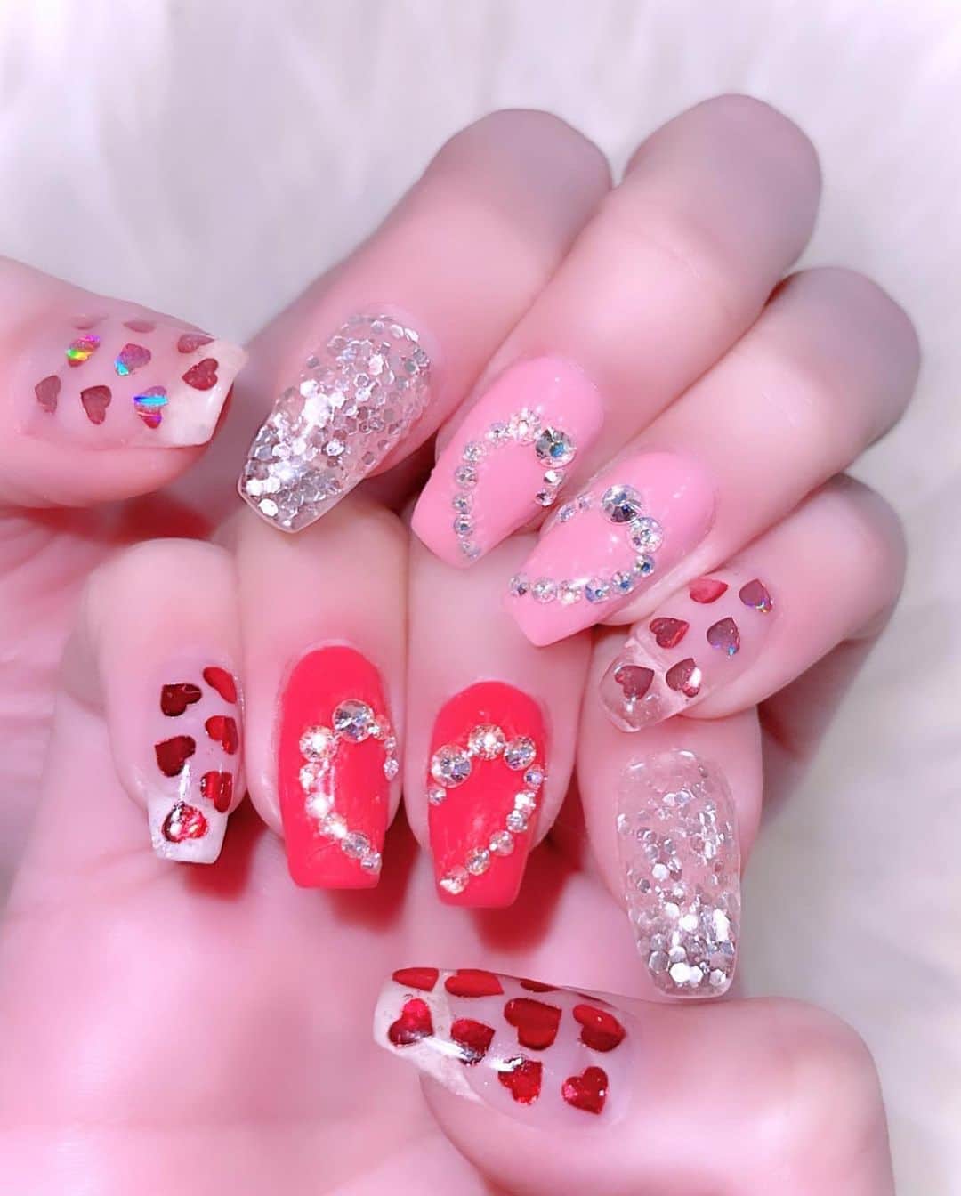 のインスタグラム：「#❤️#🍫#💓#💅 ✨  #Valentinenail #2022 〜💋 【 @lagemme0301様】で #ネイル #可愛く してもらいました☺️💕  #Love運UP ⤴︎デザイン😽😘✨ 大好きな #アシメネイル でとーってもお気に入り💓❤️ ちな、フットもお揃いな感じにしたよ🦶💓❤️  担当してくれたネイリストさん(川岡さん♡)が 優しくて面白くてとっても癒されました💓✨  また通おっと💅🤤🎶 #ありがとうございました 🥰✨ #happy #Love #Valentine #咲ネイル💅🏼💜」