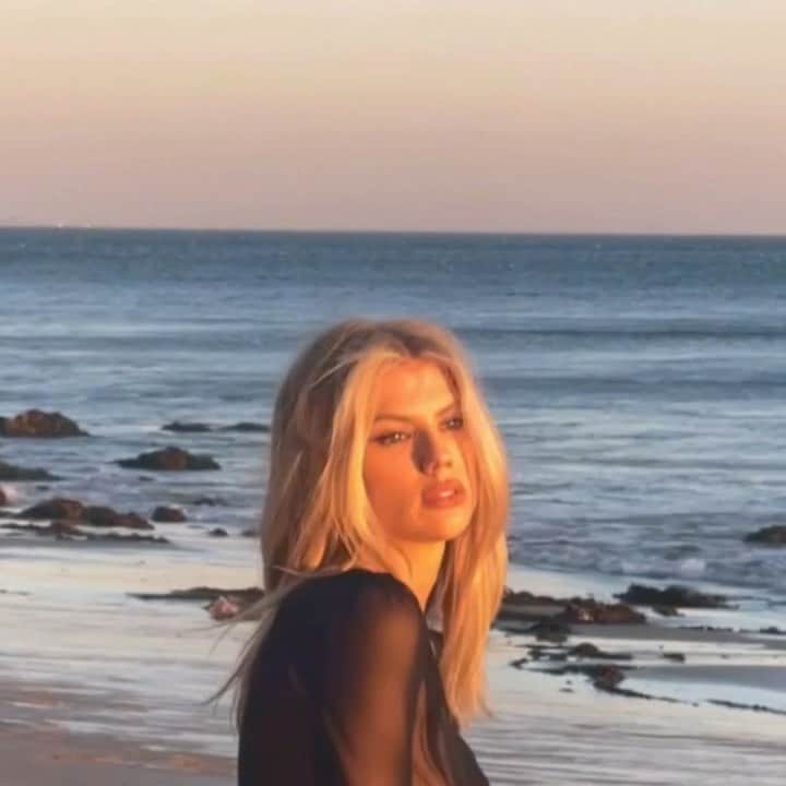 シャーロット・マッキニーのインスタグラム