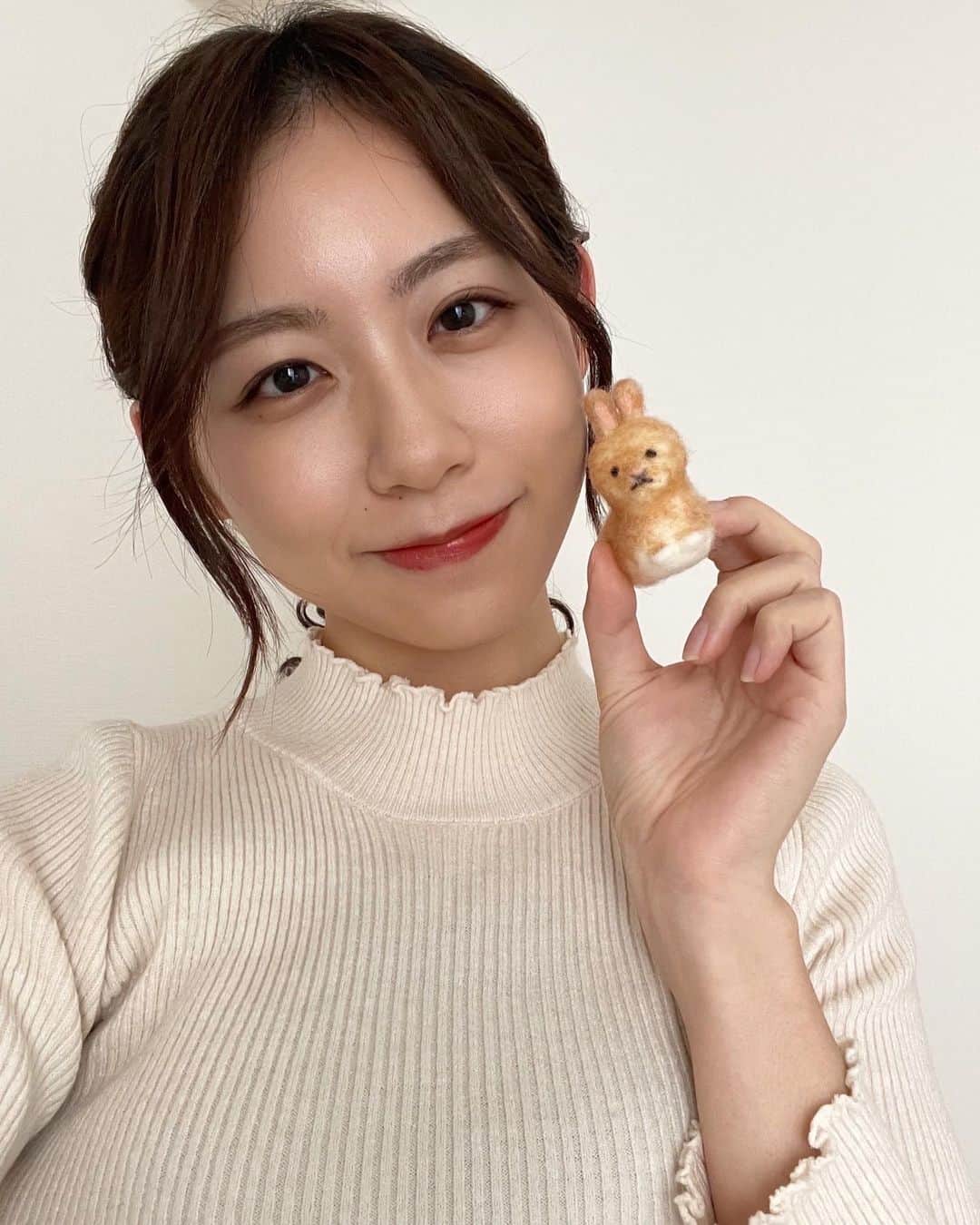 のインスタグラム：「. 新人の小山内鈴奈です！  私がハッピーになれることは 手芸🧶です！！  写真にあるのは、 最近羊毛フェルトで作った うさぎちゃんです！ 自分で作ると愛着が湧いて、 日々癒されております🐰  学生の頃は、 毛糸であみぐるみも 作っていたんですよ✨  刺繍にも挑戦したいなあ… と考えています！  また新しい作品ができたら インスタグラムに投稿しますね🌸  #フジテレビアナウンサー #小山内鈴奈 #8ッピー」