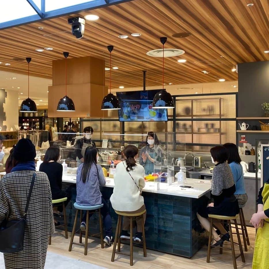 三島葉子のインスタグラム：「【Osakaworks】いちごカラーSowacaワークショップ、無事に終わりました🍓ご参加下さったお客様、担当下さった皆さま、ありがとうございました✨ 阪神百貨店梅田本店「いちごとチョコフェス」2/14迄まだまだ続きます～🐝  #阪神百貨店梅田本店 #LIVEkitchen #Sowaca #いちごカラー #いちごとチョコフェス2022  #やなぎのにわ京菓子店 #フードリリース #フードコーディネーター #三島葉子」