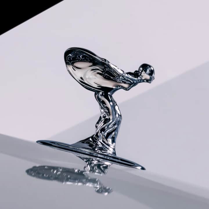 ロールス・ロイスのインスタグラム：「In honour of our new, electrified era, the marque introduces a redesign of our everlasting muse — the #SpiritofEcstasy.   This new imagining will debut on the bonnet of Rolls-Royce’s first fully electric motor car — Spectre, arriving in 2023 — and feature on all future models to come.  Discover #RollsRoyceSpectre; link in bio.  #RRSpectre #SpiritElectrified」
